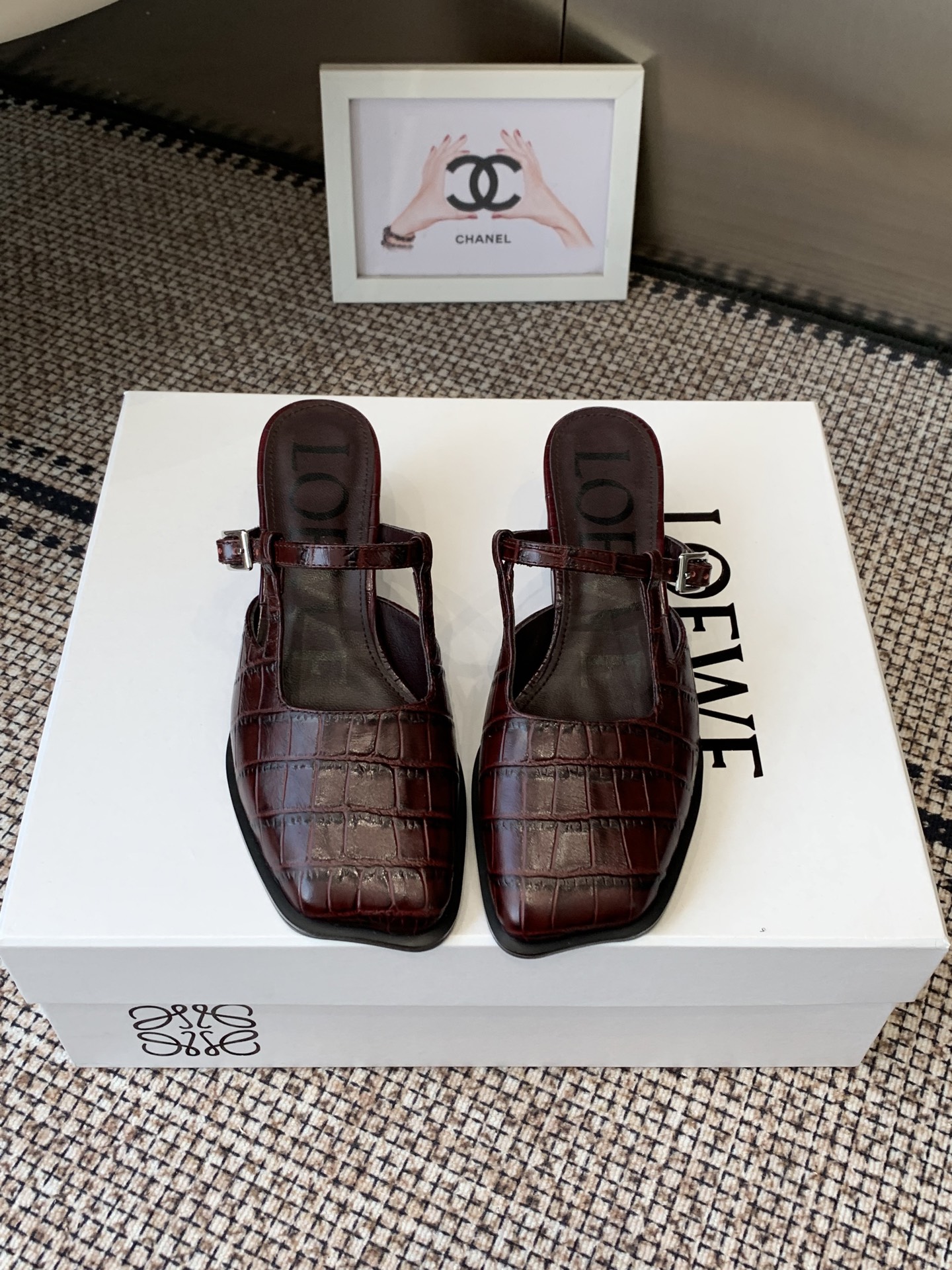 NO:668827,LOEWE 2026ss spring and summer new thick heel mules LOEWE is the most popular designer brand in the past two years. The design is simple, the details are clever, fresh and refined, but it is so easy to match with ins and Xiaohongshu. This brand can be seen everywhere. The upper is calfskin. The lining is imported goatskin. The outsole is original imported genuine leather. The heel is 5cm high.  Size 35-40 (40 customized), half drag, loewe, loewe, cowhide, sheepskin, Leather soles19860909LOEWE 罗意威 2026ss春夏新款 粗跟穆勒鞋 LOEWE作为这两年最受欢迎的设计师牌 设计简单、细节巧妙、清新脱俗 却又是那么好搭配 ins、小红书随处可见这个品牌的身影 鞋面小牛皮 内里进口山羊皮 大底原版进口真皮大底 跟高5cm 码数35-40（40定做）,半拖,loewe,loewe,cowhide,sheepskin,Leather soles,Women's Shoes