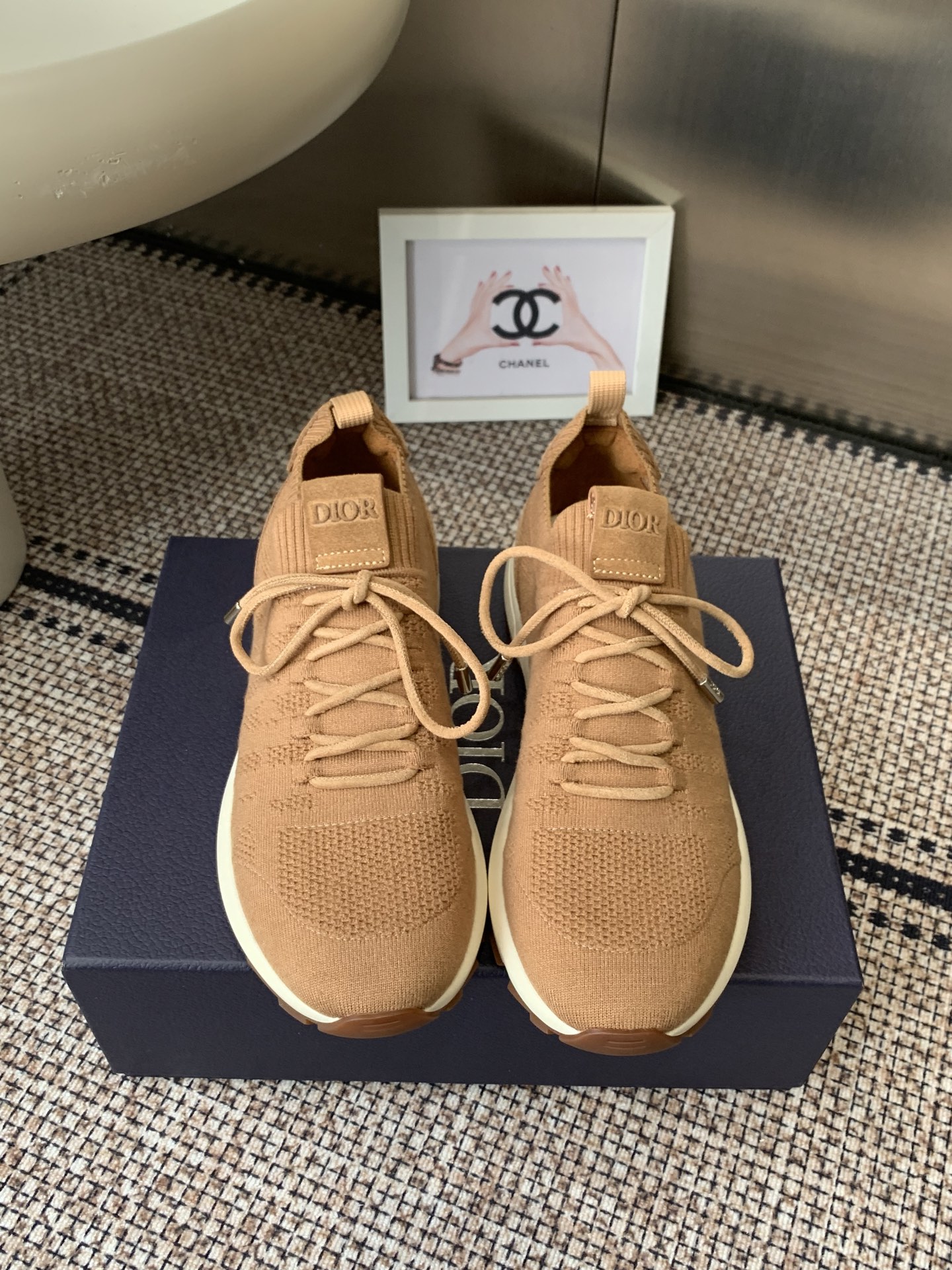 NO:679468,Dior's latest men's fly knit casual sports shoes B80 men's sports shoes are made of one-piece seamless knitting technology, breathable and comfortable, with full details. Thick sole design brings cushioning effect. White rubber outsole with dark upper, simple and stylish. Sock-type structure is easy to put on and take off. It has both sports vitality and fashion sense. The fabric is original imported high-density knitted material. The sole is original open-molded two-color TPU combination bottom. Size:  39-46 (45.46 customized), casual shoes/sports shoes, dior, dior, sneakers19860909Dior 迪奥 最新款 男士飞织休闲 运动鞋 B80男士运动鞋采用一体式无缝针织工艺 透气舒适 细节满分寸 厚底设计带来缓震效果 白色橡胶外底搭配深色鞋面 简约又有型 袜套式结构方便穿脱 兼具运动活力与时尚感 面料原版进口高密度针织材质 鞋底原版开模双色TPU组合底 码数: 39-46（45.46定做）,休闲鞋/运动鞋,dior,dior,sneakers,Women's Shoes