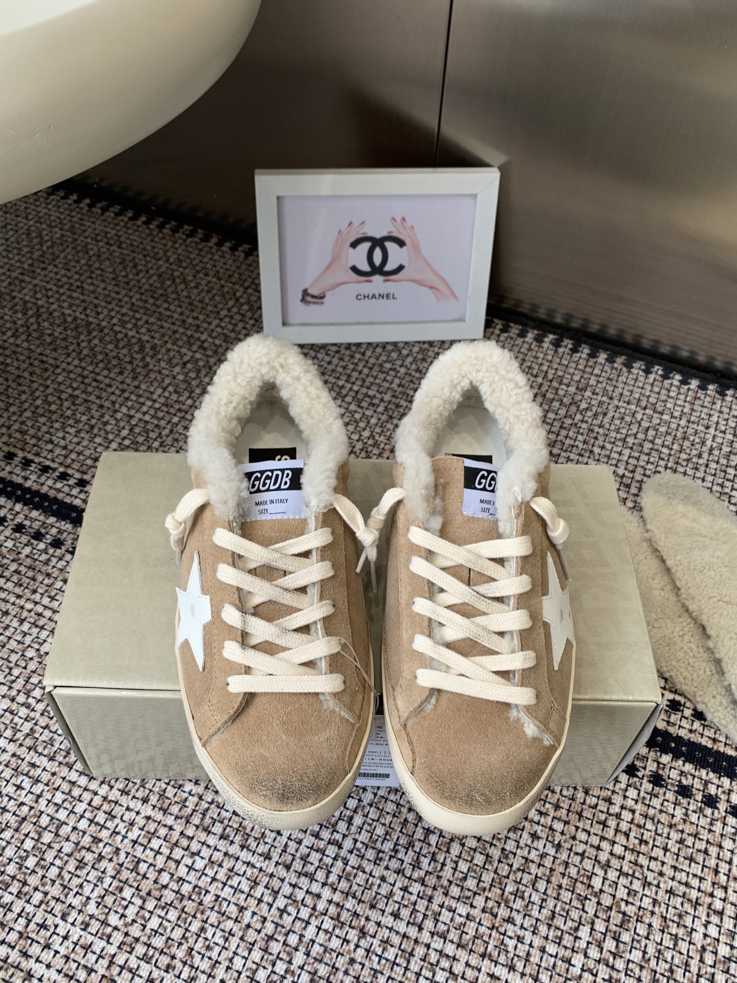 NO:679464,GGDB Golden Goose Deluxe Brand's new autumn and winter wool lining, small dirty shoes, casual shoes, many celebrities and Internet celebrities are planting grass, the most popular design at the moment, star logo embellishment, full of brand sense, a pair of shoes that are very easy to match, the foot feels super comfortable, breaking the traditional aesthetic, the small dirty shoes have been demonstrated on celebrities' private clothes, they are so versatile, you no longer have to worry about washing shoes, the upper is original custom cowhide, the lining is imported lamb hair/cow leather feet (an extra pair of wool feet are included)  Original mold opening with increased height of 3.5cm latex insole, original TPU two-color outsole, size 35-40 (customized for 40), casual shoes/sports shoes, sneakers, cowhide19860909GGDB Golden Goose Deluxe Brand 秋冬新款羊毛里 小脏鞋 休闲鞋 超多明星网红种草 当下最流行的设计 星星logo点缀 品牌感拉满 超好搭配的一款鞋子 脚感超级舒服 打破传统审美 小脏鞋做到了明星私服上脚示范 就是这么百搭 再也不用担心洗鞋的问题啦 鞋面原版定制牛皮 内里进口羊羔毛/牛皮垫脚（多送一对羊毛垫脚） 原版开模3.5cm内增高乳胶鞋垫 原版TPU双色大底 码数35-40（40定做）,休闲鞋/运动鞋,sneakers,cowhide,Women's Shoes