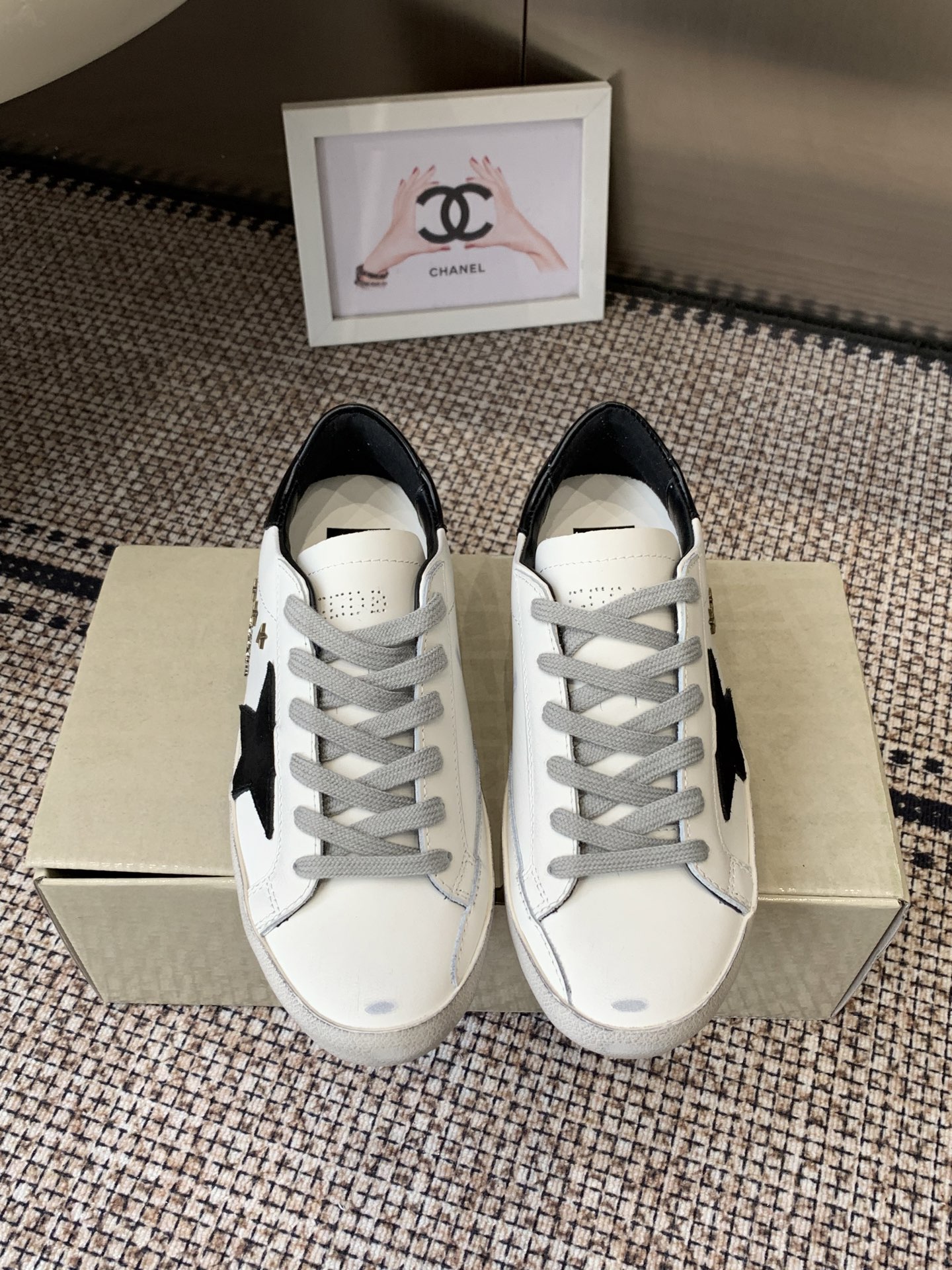 NO:679465,Women's style Men's style GGDB Retro distressed Increased stars Moral training shoes Casual dirty shoes Couple model Original purchase and development GGDB became popular earlier than white shoes Breaking the traditional aesthetic Small dirty shoes have been demonstrated on celebrities' private clothes. They are so versatile. You no longer have to worry about washing shoes. The fabric is original custom-made water-dyed cowhide. The lining is imported breathable towel velvet. The original molded anti-slip rubber outsole. Size 35-45 (female 40)  Men 45 (customized, non-refundable), casual shoes/sports shoes, sneakers, cowhide19860909女款 男款 GGDB 复古做旧 增高星星 德训鞋 休闲小脏鞋 情侣款 原版购入开发 做货 GGDB火红程度比小白鞋还要早 打破传统审美 小脏鞋做到了明星私服上脚示范 就是这么百搭 再也不用担心洗鞋的问题啦 面料原版定制定制水染牛皮 内里进口透气毛巾绒里 原版开模防滑橡胶大底 码数35-45（女40 男45 定做不退换）,休闲鞋/运动鞋,sneakers,cowhide,Women's Shoes