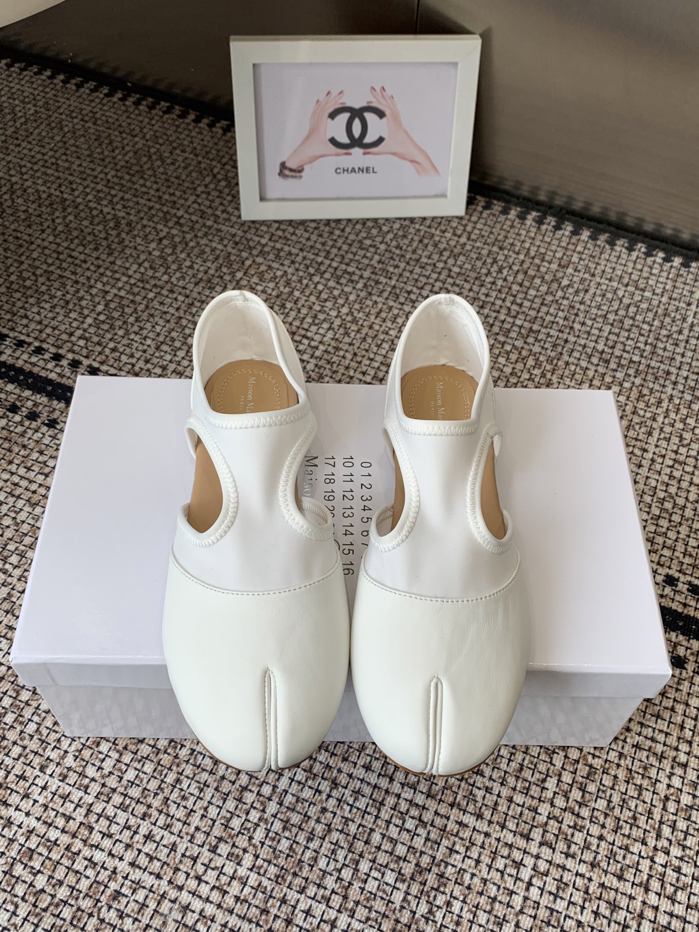 NO:679463,Maison Marginal Marginal 26ss early spring new style hollow Mary Jane ballet shoes Margiela designers are so talented. They use Lycra cloth and soft and delicate sheepskin as design elements to create shoes. The hollow shoes are capable and exquisite. They match short skirts and have sexy personality. Niche design shoes French flat shoes. The upper feet are comfortable and versatile. The fabric is made of original imported sheepskin/Lycra cloth. The lining is sheepskin. The sole is original and customized Italian genuine leather outsole.  Size 35-39 (40 is custom-made and non-refundable), split-toe shoes, masion margiela, mary jane, skirts, sheepskin, Leather soles19860909Maison Marginal 马吉拉 26ss早春新款 中空 玛丽珍 芭蕾舞鞋 马吉拉设计师太有才了 采用了莱卡布碰撞柔软细腻的羊皮作为设计元素打造鞋品 中空鞋干练精致 搭配短裙 性感个性 小众设计鞋法式平底单鞋 上脚舒适百搭休闲 面料采用原版进口羊皮/莱卡布 内里垫脚羊皮 鞋底原版定制意大利真皮大底 码数35-39（40定做不退换）,分趾鞋,masion margiela,mary jane,skirts,sheepskin,Leather soles,Women's Shoes
