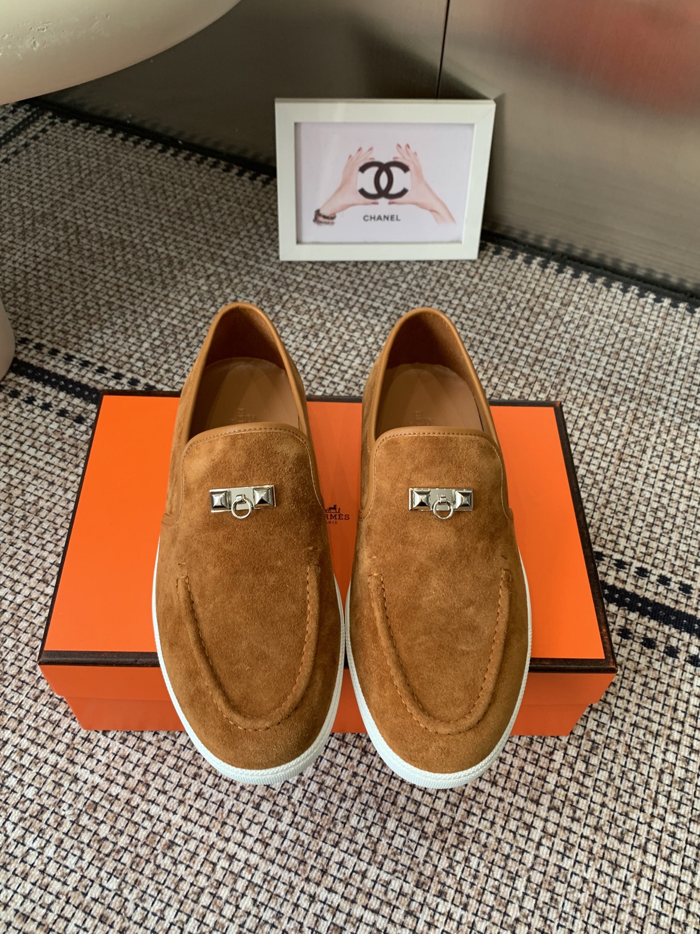 NO:679459,Men's 10 Hermes 26ss new loafers slip-on. These lace-up free sneakers are made of calfskin and suede goatskin. Decorated with the iconic 'H' detail. The design is simple and smooth, creating a fashionable urban look. Comfortable and versatile. The H family classic is not outdated. The material is original frosted cowhide. The lining is imported soft sheepskin. The sole is original open-molded sole. The size is 35-42 for women and 39-46 for men.  Women's 40.41.42 Men's 45.46 Customized, non-returnable, loafers, hermes, hermes, loafers, sneakers, cowhide, sheepskin, chamois leather19860909男款10 Hermes 爱马仕 26ss新款 乐福鞋 一脚蹬 这款采用小牛皮和麂皮山羊皮免系带运动鞋 饰有标志性“H”细节 设计简约流畅 打造时尚都市造型 舒适百搭 H家经典不过时 面料原版磨砂牛皮 内里进口柔软羊皮 鞋底原版开模鞋底 码数女款35-42 男款39-46 女款40.41.42 男款45.46 定做不退换,乐福鞋,hermes,hermes,loafers,sneakers,cowhide,sheepskin,chamois leather,Women's Shoes