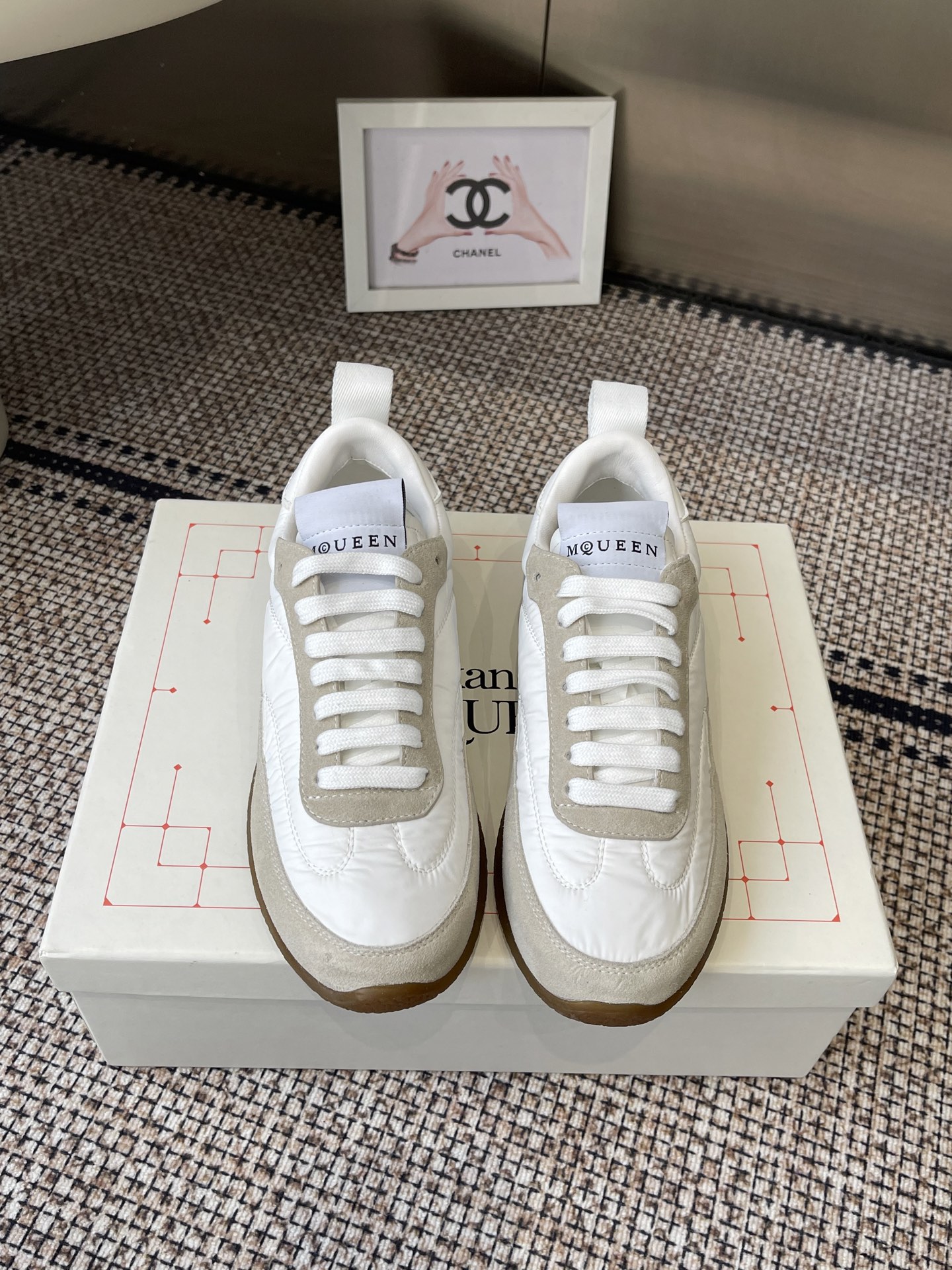 NO:679460,ALEXANDER MCQUEEN Alexander McQueen 2026ss latest Flexion series retro casual sports shoes running shoes white shoes couple models original purchase development and production This Flexion Off white tone suede leather low-top sports shoes have light soles that are extremely comfortable and highlight the charm of sports style. They can add fashionable temperament to various casual styles. The fabric is original custom-made imported cloth/high mercerized anti-suede leather. Imported sheepskin lining. Original open molded outsole.  Size: 35-40 for women, 40-45 for men (40 for women, 45 for men, customized), casual shoes/sports shoes, alexander mcqueen, off white, sneakers, sheepskin19860909ALEXANDER MCQUEEN 亚历山大·麦昆 2026ss最新款 Flexion系列 复古休闲运动鞋 跑步鞋 小白鞋 情侣款 原版购入开发 做货 这款Flexion Off white色调反绒皮革低帮运动鞋 轻盈的鞋底舒适非凡 彰显运动风格的魅力 可为各式休闲造型增添时尚气质 面料原版定制进口布面/高丝光反绒皮 内里进口羊皮 原版开模大底 码数女款35-40 男款40-45（女40 男45定做）,休闲鞋/运动鞋,alexander mcqueen,off white,sneakers,sheepskin,Women's Shoes