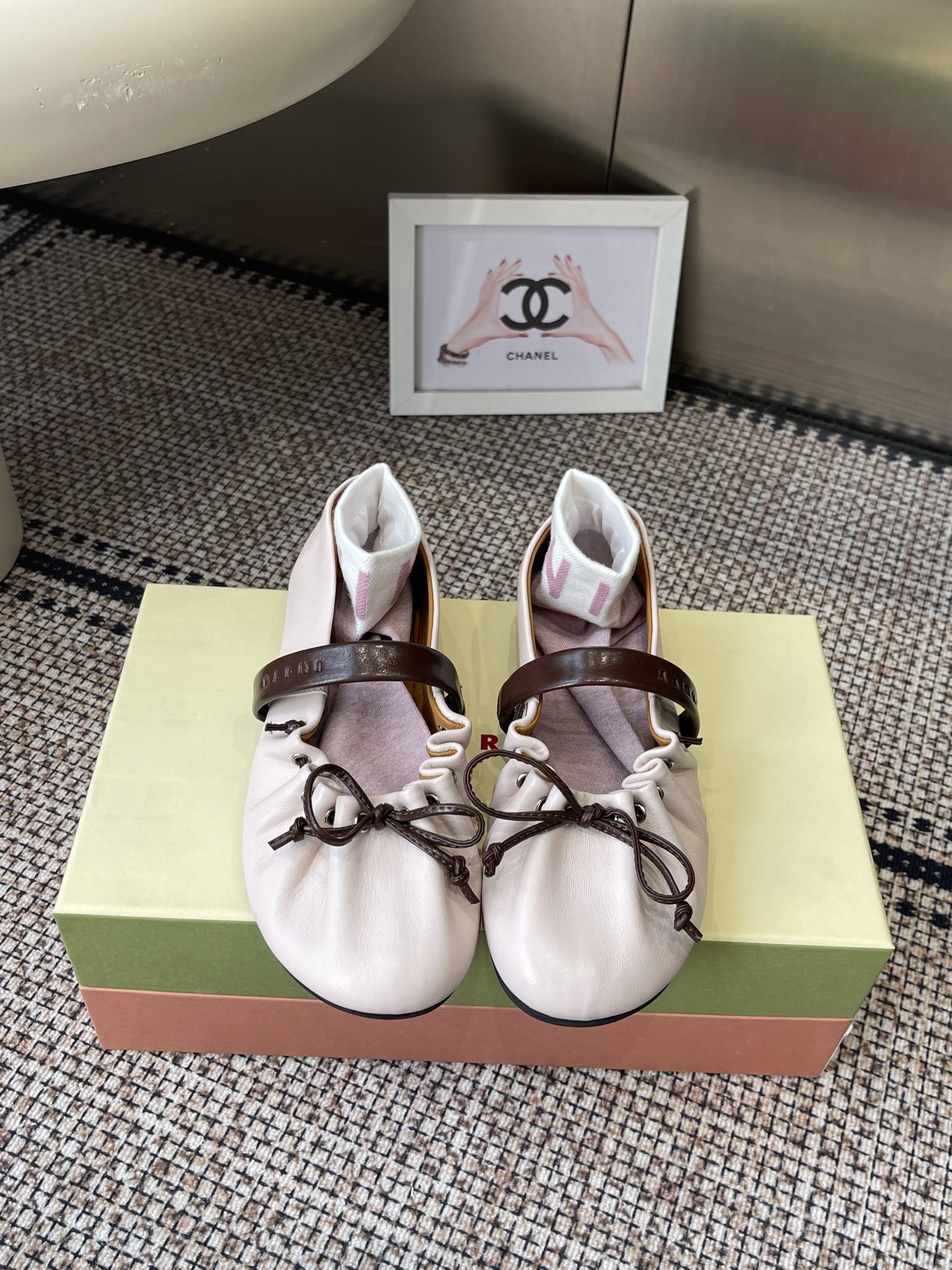 NO:679455,Marni Marni 2026ss spring and summer new style pleated bow Mary Jane ballet shoes flat shoes slip-on slip-on shoes with a unique one-piece pleated upper design showing a feminine style. From gorgeous skirts to smart and simple trousers, these ballet shoes can handle everything and make themselves the highlight of the look. The overall lines of the shoe body are beautiful and the upper foot is very comfortable. The upper is imported first-layer cowhide, the foot pad is imported sheepskin, and the original outsole  Size 35-39 (40 customized), ballet shoes, marni, mary jane, flats, skirts, cowhide, sheepskin19860909Marni 玛尼 2026ss春夏新款 褶皱蝴蝶结玛丽珍芭蕾舞鞋 平底鞋一脚蹬懒人鞋别致的一体褶皱鞋面设计 展露柔美风情 从华丽的裙装 到干练简洁的裤装 这双芭蕾舞鞋无一不能驾驭 妥妥的让自己成为造型的亮点 鞋身整体线条优美 上脚非常舒适 鞋面进口头层牛皮 垫脚进口羊皮 原版大底 码数35-39（40定做）,芭蕾舞鞋,marni,mary jane,flats,skirts,cowhide,sheepskin,Women's Shoes