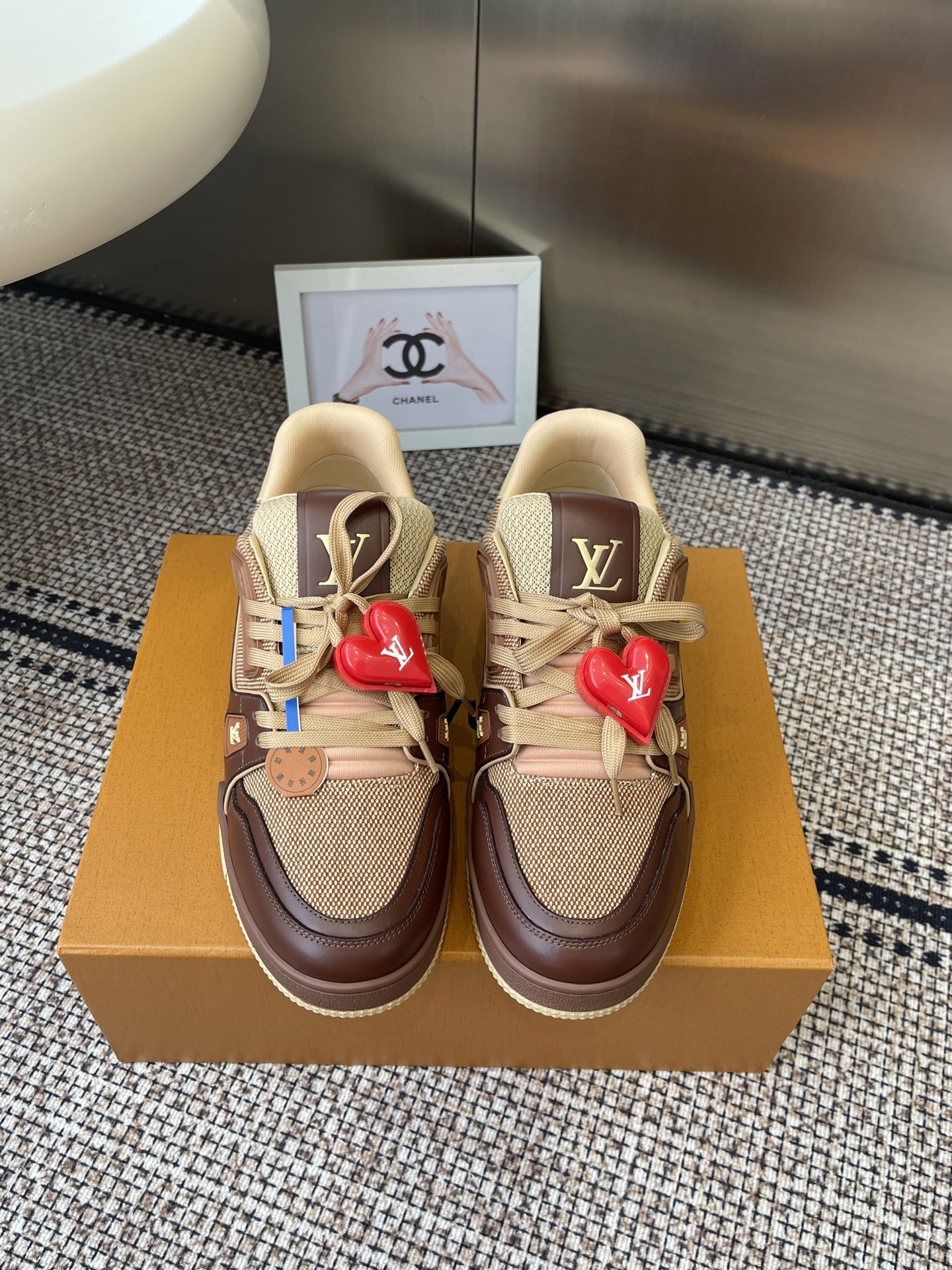 NO:679454,Brand new version of LV TARINE Louis Vuitton sneakers, skate shoes, couple models (60 accessories). Original purchase, development and production. This LV Trainer sneaker is made of cow leather to create a complex upper, which requires several hours of ingenious sewing to complete. The classic configuration is from the hands of Virgil Abloh, showing the inspiration of retro basketball shoes. Fabric: Original custom-made first-layer cowhide. Lining: Original custom-made breathable mesh lining. Outsole:  Original molded two-color TPU combination outsole, size 35-44, casual shoes/sports shoes, louis vuitton, louis vuitton, sneakers, cowhide19860909全新版面 LV TARINE路易威登 运动鞋 滑板鞋 情侣款（配饰60） 原版购入开发 做货 本款LV Trainer 运动鞋选用牛皮革塑造繁复鞋面,需要数小时的匠心缝制方可完成.经典构型出自 Virgil Abloh 之手,展现复古篮球鞋的灵感启发 面料: 原版定制头层牛皮 内里: 原版定制透气网里 大底: 原版开模双色TPU组合大底 码数35-44,休闲鞋/运动鞋,louis vuitton,louis vuitton,sneakers,cowhide,Women's Shoes