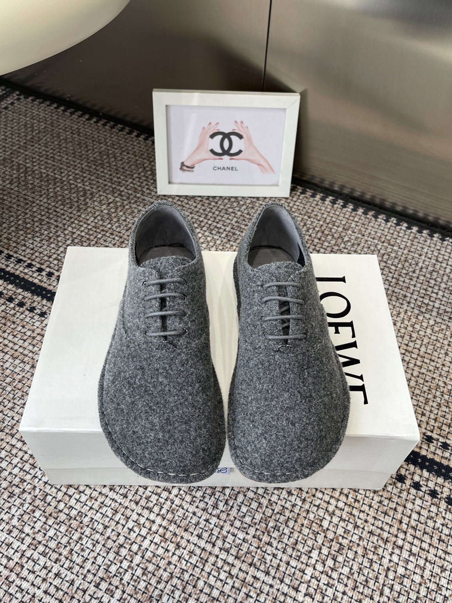 NO:680098,LOEWE 2026ss early spring new style flat shoes, loafers, very comfortable flat shoes, minimalist design concept, slim and easy to wear, appearance and practicality, imported cow suede upper, cowhide lining, original molded super soft rubber outsole  Size 35-40 (40.41.42 customized, non-refundable and non-exchangeable), loafers, loewe, loewe, loafers, flats, cowhide19860909LOEWE 罗意威 2026ss早春新款 平底鞋 乐福鞋 非常舒服的平底鞋 极简设计理念 版型显瘦好穿颜值与实用性并存 鞋面进口牛反绒 内里牛皮内里 原版开模超软橡胶大底 码数35-40（40.41.42定做不退不换）,乐福鞋,loewe,loewe,loafers,flats,cowhide,Women's Shoes