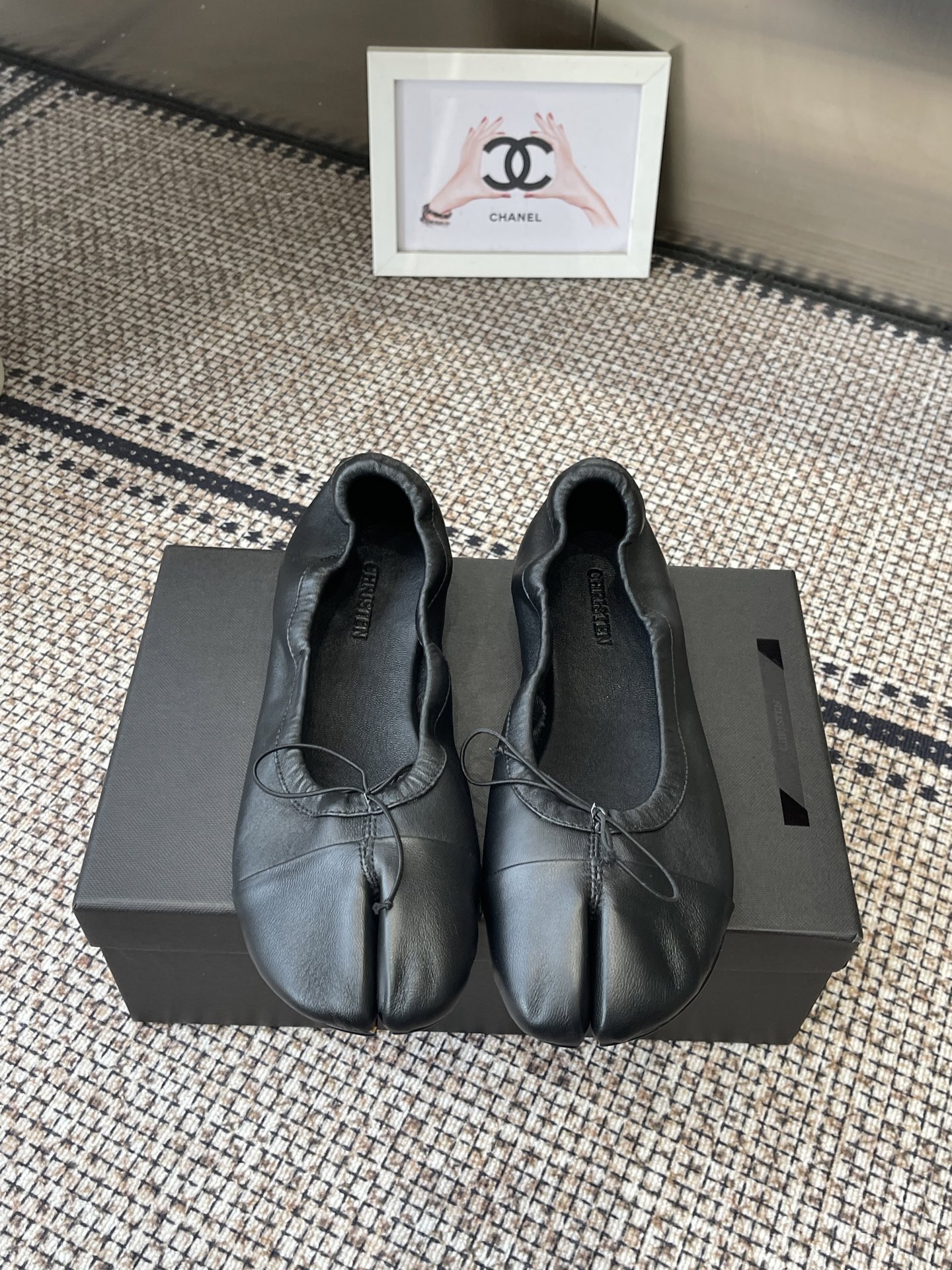 NO:680094,Christen 26ss early spring new split-toe bow Mary Jane ballet shoes. Soft sheep fabric with sheep lining as a design element. Super soft and comfortable. The length of the butterfly is used to adjust the wrapping of the shoes. Suitable for a wider range of people. It is basically not picky. It can be said that everyone has a pair. The most popular thin-soled boat shoes in 26 years. Black and white color matching are super easy to match. Niche design shoes, the upper foot is comfortable and versatile. The fabric is made of original imported sheepskin/sheep lining. The inner padding sheepskin  Original customized Italian leather outsole, size 35-40 (40 custom made, non-refundable), split-toe shoes, mary jane, sheepskin, Leather soles19860909Christen 26ss早春新款 分趾 蝴蝶结玛丽珍 芭蕾舞鞋 柔软绵羊面料加绵羊里皮作为设计元素 超软舒适 采用蝴蝶的长度来调节鞋子的包裹性 适合更广泛的人群 基本不挑脚 可以说人手一双 26年最流行的船鞋薄底风 黑白拼色超级好搭 小众设计鞋 上脚舒适百搭休闲 面料采用原版进口羊皮/绵羊里 内里垫脚羊皮 原版定制意大利真皮大底 码数35-40（40定做不退换）,分趾鞋,mary jane,sheepskin,Leather soles,Women's Shoes