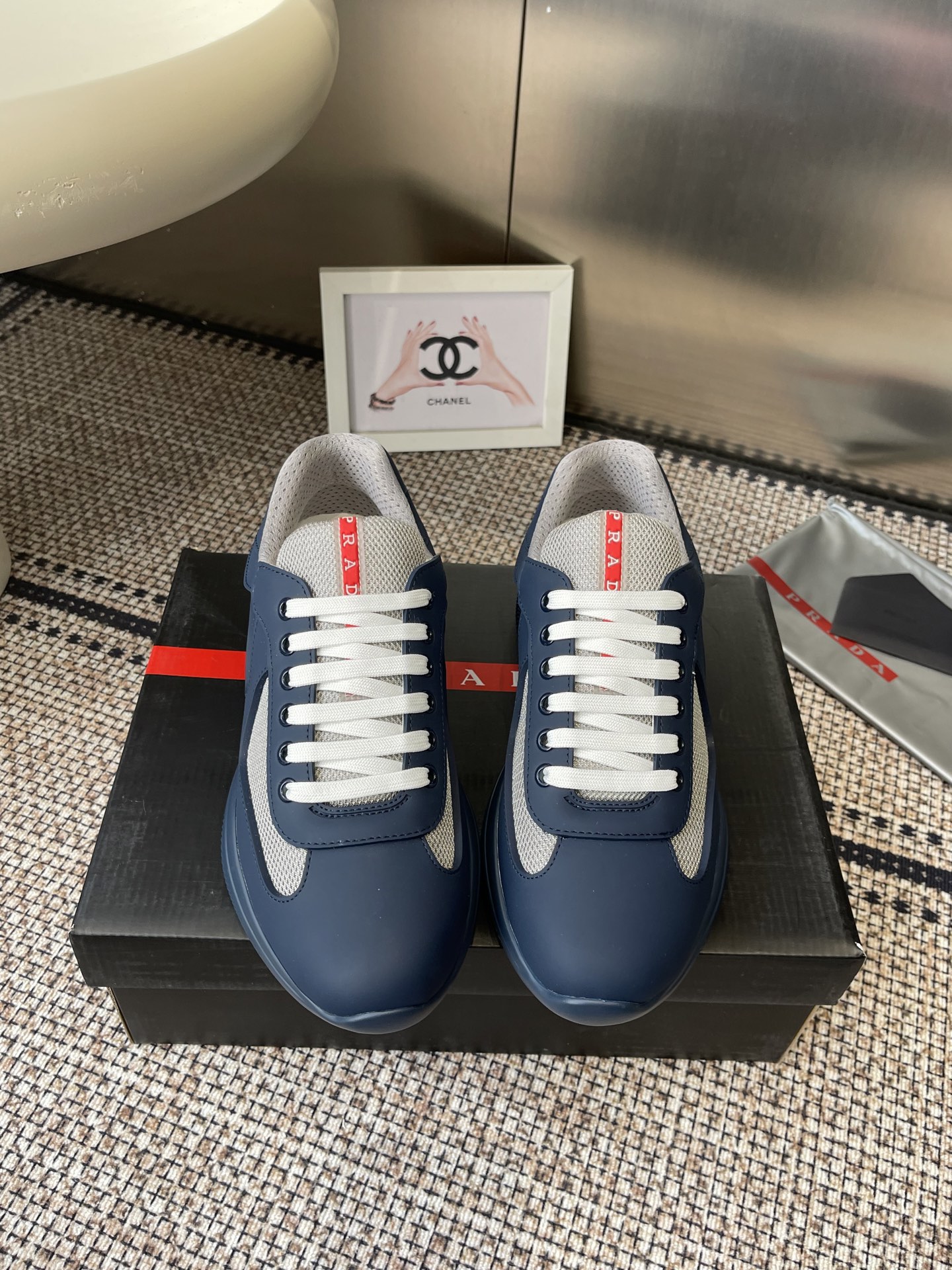 NO:694743,Prada 26ss early spring new casual shoes are made of imported solid-color patent leather, spliced mesh cowhide upper, three-dimensional geometric segmentation, precision manufacturing, uniform stitching, leather texture can be seen at a glance, multi-color splicing, fashionable and elegant, soft, comfortable and breathable, decorated with PRADA letter logo on the outside. The tongue is decorated with classic letter logo, and the heel is decorated with fabric shoe straps, P family classic sports shoe style  Paired with fabric lining, silver-plated logo cowhide foot pads, and P's exclusive rubber outsole, the details are meticulously crafted, making it a versatile item for travel!  Comes with original box and dust bag!  Multiple colors available!  Size38-47 (46 47 customized, non-refundable), casual shoes/sports shoes, prada, prada, sneakers, cowhide19860909Prada 普拉达 26ss 早春新款 休闲鞋 采用进口纯色漆皮 拼接网孔牛皮鞋面,立体几何分割 精工制造,缝线均匀,皮质质感一览无余,多色拼接,时尚大方,柔软舒适透气,外侧饰有PRADA字母徽标 鞋舌饰有经典字母logo,后跟饰有织物提鞋绊,P家经典运动鞋型 搭配织物内里,烫银logo牛皮脚垫,搭配P家专属橡胶大底,细节精工细作,出行百搭佳品！ 配原盒包装防尘袋！多色可选！ Size38-47（46 47订做不退换）,休闲鞋/运动鞋,prada,prada,sneakers,cowhide,Women's Shoes