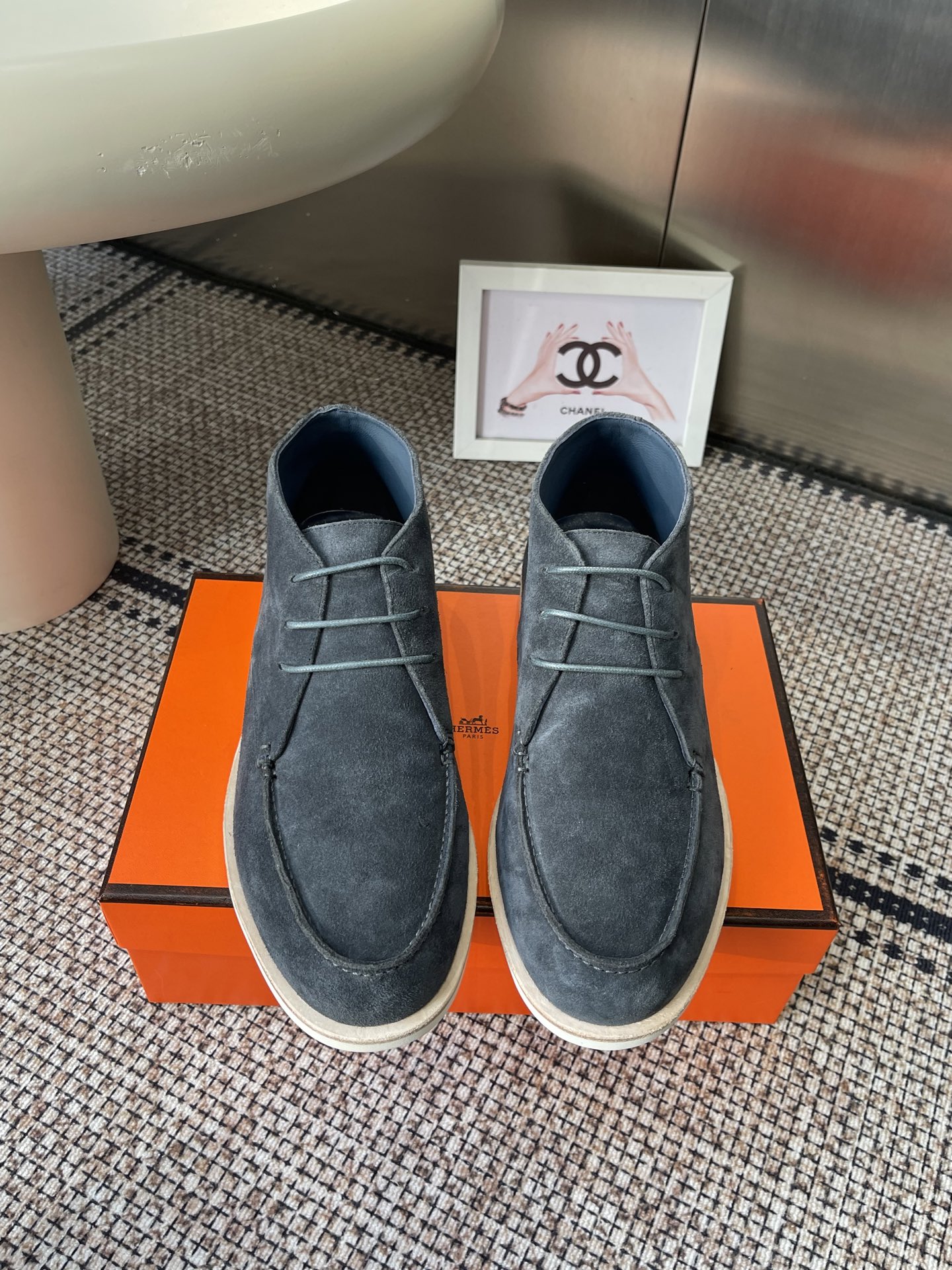 NO:694741,Hermes 26ss new men's casual shoes. These calfskin and suede goatskin lace-up sneakers are decorated with iconic 'H' details. The design is simple and smooth, creating a fashionable urban look. It is comfortable and versatile. The H family classic is not outdated. The material is original frosted cowhide. The lining is imported soft sheepskin. The sole is the original open-molded sole.  Size men's 39-47 (45.46.47 customized), loafers, hermes, hermes, loafers, sneakers, cowhide, sheepskin, chamois leather19860909Hermes 爱马仕 26ss新款 男款休闲鞋 这款小牛皮和麂皮山羊皮 系带运动鞋 饰有标志性“H”细节 设计简约流畅 打造时尚都市造型 舒适百搭 H家经典不过时 面料原版磨砂牛皮 内里进口柔软羊皮 鞋底原版开模鞋底 码数男39-47(45.46.47定做）,乐福鞋,hermes,hermes,loafers,sneakers,cowhide,sheepskin,chamois leather,Women's Shoes