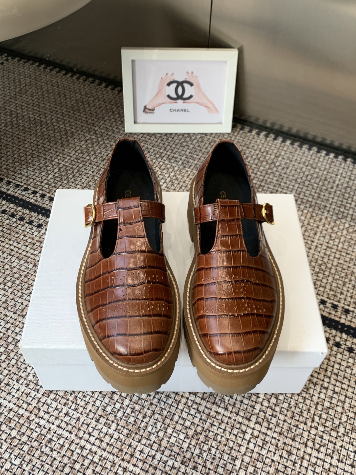 NO:694735,Celine Celine tassels, mules, loafers. Celine is really open and unique. You must buy a pair of Celine loafers this year. Retro-style classic style, super versatile, simple and elegant. It can be matched with skirts and trousers. It has a perfect look and shows its brand atmosphere. The fabric is imported first-layer cowhide/patent leather, the lining is imported sheepskin, and the original outsole.  Size 35-40 (40 customized), loafers, celine, celine, loafers, skirts, cowhide, sheepskin19860909Celine 赛琳 流苏 穆勒 乐福鞋  赛琳真的是开了挂、太有特色了 今年必须要入手一双celine乐福鞋 复古风经典款 超级百搭 简单大气 无论裙装裤装都能随意搭配 妥妥的颜霸 无不彰显它的品牌气息 面料进口头层牛皮/漆皮 内里进口羊皮 原版大底 码数35-40（40定做）,乐福鞋,celine,celine,loafers,skirts,cowhide,sheepskin,Women's Shoes