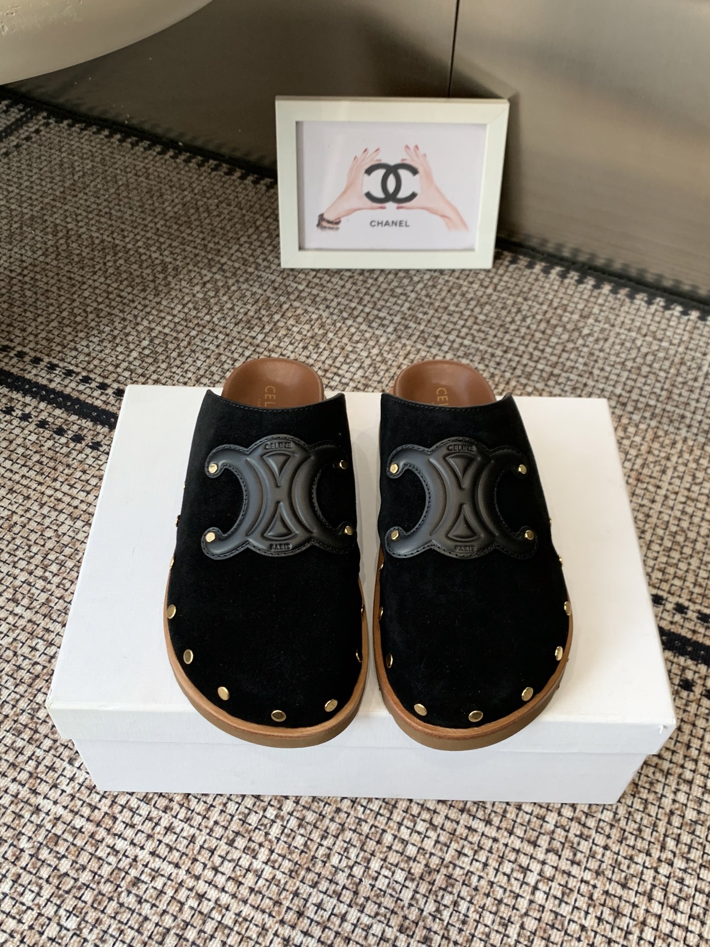 NO:694731,Celine's latest velvet-lined Birkenstock semi-trailer, full of high-end sense. Internet celebrity's ins planting tool, very retro style, full of aura. The design style is very novel, high-end and very comfortable. The embossed Celine logo highlights the brand charm. The cowhide fabric is super soft and comfortable. The fabric is made of original imported high mercerized cow suede/cowhide. The lining is sheepskin. The original customized rubber outsole.  Size 35-40 (40 customized), half drag, celine, celine, cowhide, sheepskin19860909Celine 赛琳 最新款 绒里 勃肯半拖 高级感十足 网红ins种草神器、非常复古风、气场十足单品 设计风格非常新颖、高档且非常舒适.压印Celine标志彰显品牌魅力 牛皮面料超级柔软舒适度很好 面料采用原版进口高丝光牛反绒/牛皮 内里垫脚羊皮 原版定制橡胶大底 码数35-40（40定做）,半拖,celine,celine,cowhide,sheepskin,Women's Shoes