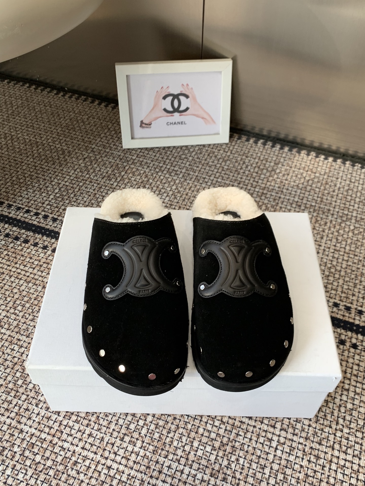 NO:694724,Celine's latest velvet-lined Birkenstock semi-trailer, full of high-end sense. Internet celebrity's ins-planting artifact, very retro style, full of aura. The design style is very novel, high-end and very comfortable. The embossed Celine logo highlights the brand charm. The cowhide fabric is super soft and comfortable. The fabric is made of original imported high-mercerized cow suede/cowhide. The lining is wool and the original customized rubber outsole.  Size 35-40 (custom-made 40), half-shoes, celine, celine, cowhide19860909Celine 赛琳 最新款 绒里 勃肯半拖 高级感十足 网红ins种草神器、非常复古风、气场十足单品 设计风格非常新颖、高档且非常舒适.压印Celine标志彰显品牌魅力 牛皮面料超级柔软舒适度很好 面料采用原版进口高丝光牛反绒/牛皮 内里垫脚羊毛 原版定制橡胶大底 码数35-40（40定做）,半拖毛毛鞋,celine,celine,cowhide,Women's Shoes