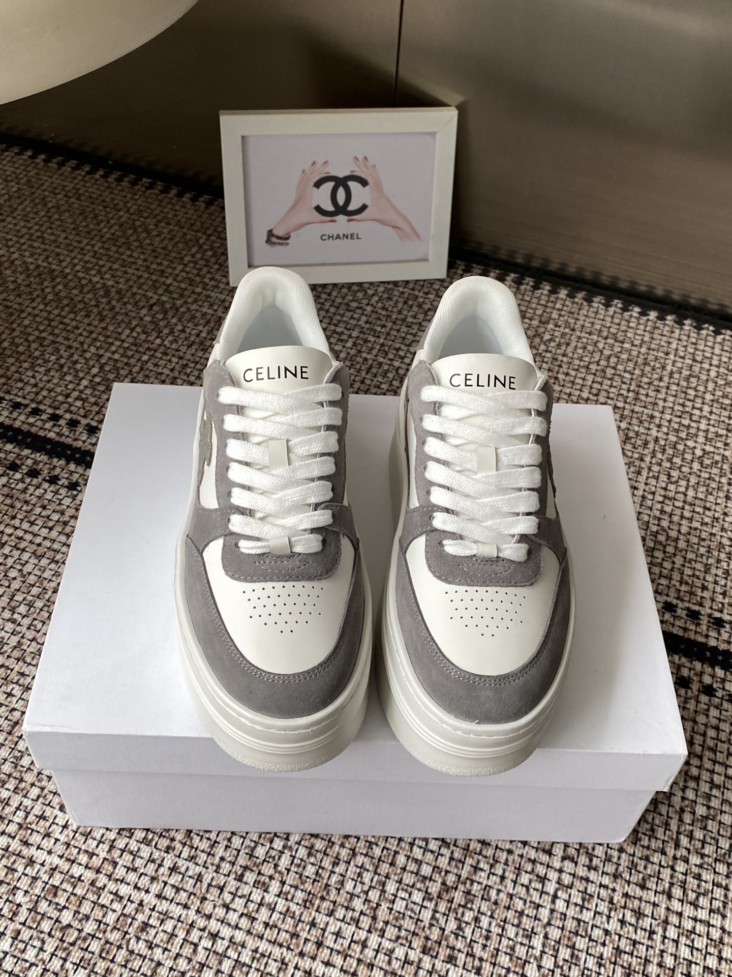 NO:694747,CELINE Celine's new catwalk casual shoes, thick-soled sneakers. This season's sports casual shoes are refreshing in terms of last shape and partition splicing. The front and rear brand LOGO echoes, and the outsole edge is clearly embellished with Celine letters. All of them highlight the brand elements, upper cowhide, TPU private mold outsole, size 35-41 (40.41 custom-made), casual shoes/sneakers, celine, celine, sneakers, cowhide19860909CELINE 赛琳 新品走秀款休闲鞋 厚底运动鞋 这一季运动休闲鞋无论从楦型的轮廓 隔板的拼接都让人耳目一新 前后品牌LOGO相呼应、大底边位明显Celine字母点缀 无不彰显品牌元素、鞋面牛皮、TPU私模大底 码数35-41（40.41定做）,休闲鞋/运动鞋,celine,celine,sneakers,cowhide,Women's Shoes