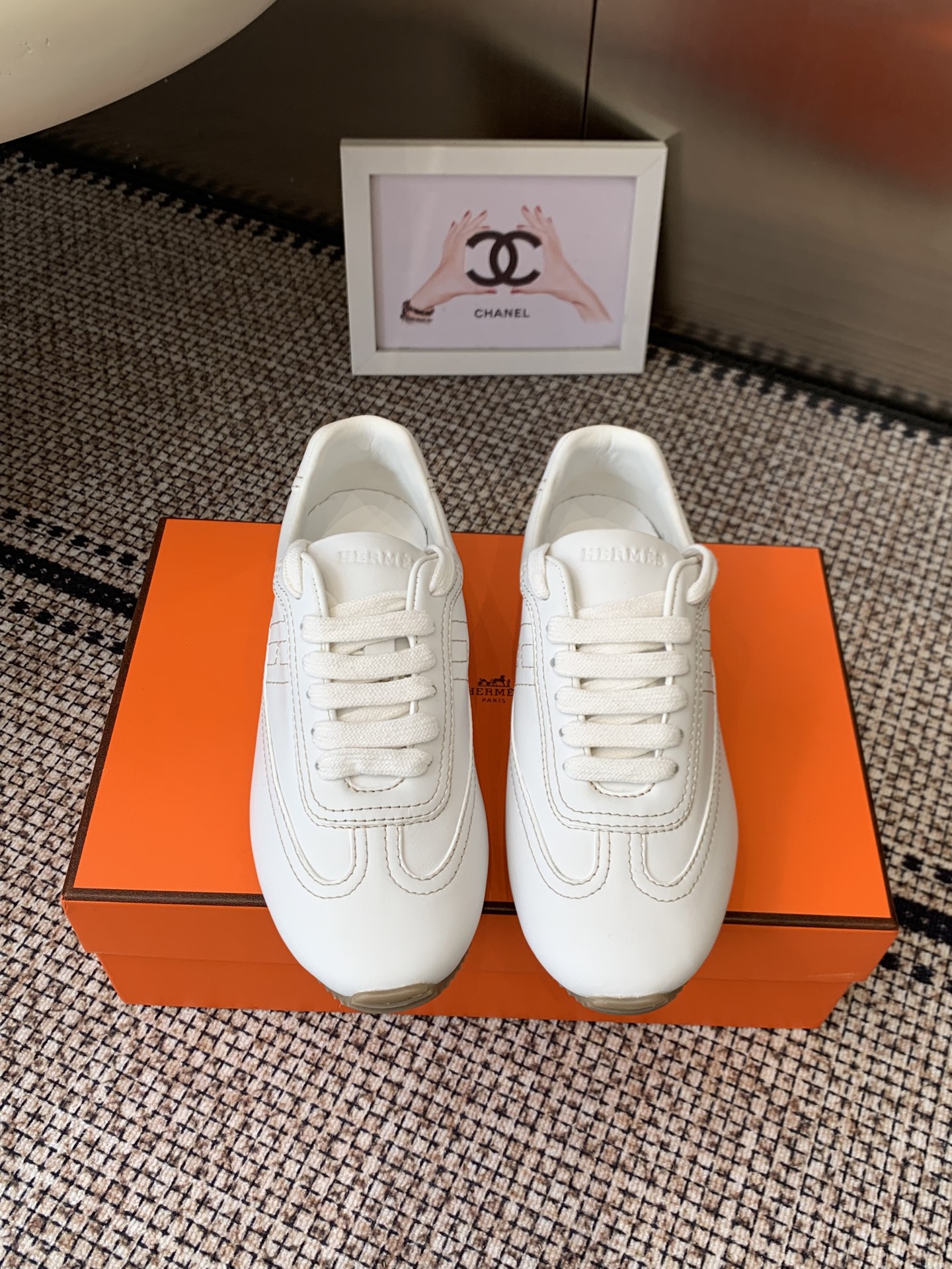 NO:694754,Hermes, the latest spring and summer models, moral training shoes and casual shoes, are very difficult to stock at the counter. The 'H bevel' drilling design with essential lines presents a fashionable urban and neo-retro style. The simple design is in line with the current old money style. The highly recognizable logo embellishes the brand value. Super versatile. Imported calfskin upper, mixed sheepskin lining, original open-molded rubber outsole.  Size women's 35-40, casual shoes/sports shoes, hermes, hermes, sneakers, cowhide, sheepskin19860909Hermes 爱马仕 春夏最新款 德训鞋 休闲鞋 专柜非常难配货 采用本质线条的“H斜切”钻孔设计 呈现时尚城市和新复古风格 简约设计符合当下老钱风的格调 极具辨识度的logo点缀品牌价值感拉满 超级百搭款 鞋面进口小牛皮 内里混种羊皮 原版开模橡胶大底 码数女35-40,休闲鞋/运动鞋,hermes,hermes,sneakers,cowhide,sheepskin,Women's Shoes