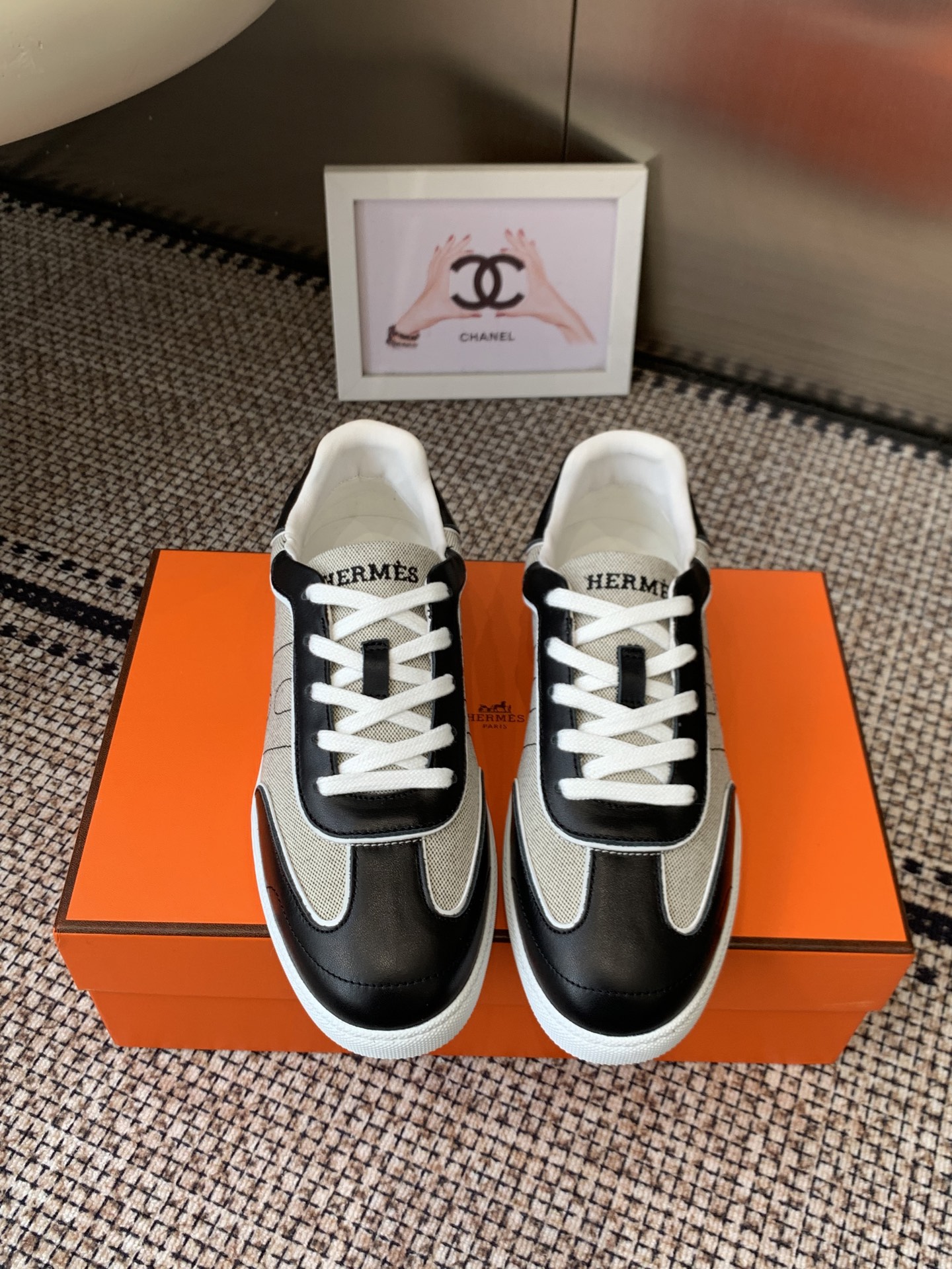 NO:694711,Men's model 10 Hermes 2026 spring and summer latest model, moral training shoes, casual shoes, couple models, counters are very difficult to stock. The 'H bevel' drilling design with essential lines presents a fashionable urban and neo-retro style. The simple design is in line with the current old money style. The highly recognizable logo embellishes the brand value. Super versatile model. Imported calfskin upper, mixed sheepskin lining, original open molded rubber outsole, size female 35-40  Men 39-45 (women 40 and men 45 custom-made), casual shoes/sports shoes, hermes, hermes, sneakers, cowhide, sheepskin19860909男款10 Hermes 爱马仕 2026春夏最新款 德训鞋 休闲鞋 情侣款 专柜非常难配货 采用本质线条的“H斜切”钻孔设计 呈现时尚城市和新复古风格 简约设计符合当下老钱风的格调 极具辨识度的logo点缀品牌价值感拉满 超级百搭款 鞋面进口小牛皮 内里混种羊皮 原版开模橡胶大底码数女35-40 男39-45（女40男45定做）,休闲鞋/运动鞋,hermes,hermes,sneakers,cowhide,sheepskin,Women's Shoes