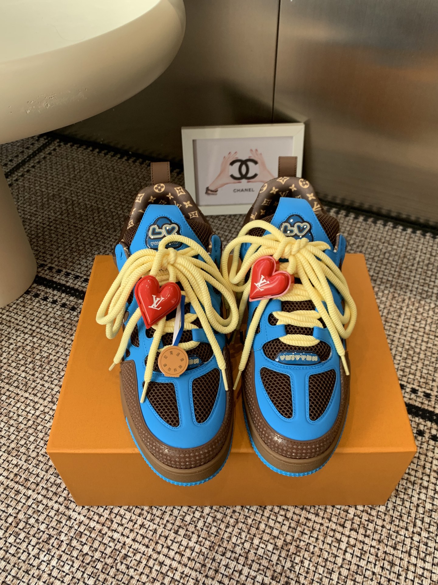 NO:694720,New layout Louis Vuiton Louis Vuitton Skate series bread shoes skate shoes sneakers (accessories 60) LV Skate continues from the beginning The  View professional skate shoes, this style continues the fat silhouette of the 90s. Designers added playful elements such as an open mesh tongue and exaggerated laces that pay tribute to Axion, es and DC. This LVSK8 sneaker is different from the typical skate shoes, it is made of nubuck leather with TPU trim and Monogram texture. Finally, there are logos on the heel and tongue and floral patterns on the side. Fabric Original custom-made first-layer cowhide + breathable mesh Lining original imported breathable mesh lining  Original open-molded tpu outsole, size 35-45, casual shoes/sports shoes, louis vuitton, louis vuitton, louis vuitton, sneakers, cowhide19860909新版面 Louis Vuiton路易威登 Skate系列面包鞋滑板鞋 运动鞋（配饰60） LV Skate从开始延续The View专业滑板鞋款,这种风格延续了90年代肥大的版型.设计师们添加了俏皮的元素,例如开放式网面鞋舌和向Axion、es和DC致敬的夸张鞋带.这款LVSK8运动鞋不同于典型的滑板鞋,它采用牛巴革制成,带有TPU饰边和Monogram纹理.最后,还有鞋跟和鞋舌上的logo以及侧面花卉图案. 面料原版定制头层牛皮+透气网面 内里原版进口透气网里 鞋底原版开模tpu大底 码数35-45,休闲鞋/运动鞋,louis vuitton,louis vuitton,louis vuitton,sneakers,cowhide,Women's Shoes