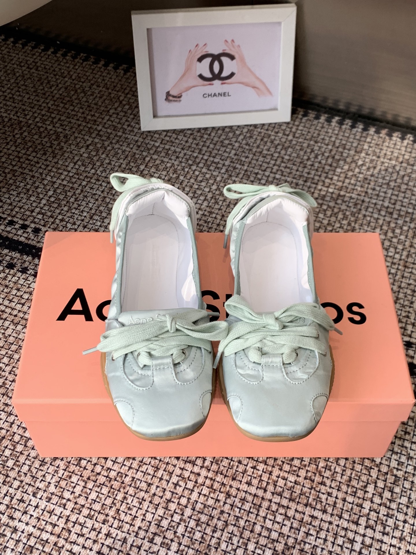 NO:694726,2056 new colors!  Acne Studios new ballet sneakers Acne Studios combines sneakers with elements of the popular ballet shoes to launch ballet sneakers for the first time. The entire pair of shoes also refers to the actual pointe shoes worn by ballerinas, creating a strap design in the front half. There are also cross straps on the heel, boat-shaped shoe body, narrow and long last, etc., which are somewhat similar to pointe shoes. The upper is made of textured veneer leather. There are also exquisite decorative straps on the rear of the shoe, and it is matched with a seamless rubber sole.  It is a pair of flat shoes with both romantic and street feel. Size 35-40 (40 custom-made), ballet shoes, Acne studios, dior, flats, sneakers198609092056新色系！Acne Studios 新款芭蕾舞运动鞋 Acne Studios将运动鞋与当下热门的芭蕾舞鞋元素结合首次推出芭蕾舞运动鞋 整双鞋也参考了芭蕾舞女演员真实穿的足尖鞋 打造前半段的绑带设计 脚后跟的地方也有交叉绑带 船型鞋身 窄长楦头等等 都和足尖鞋有几分相似 鞋面采用带有纹路的饰面皮革制成 鞋后方还有精致的装饰性绑带 搭配无缝橡胶鞋底 是一双兼具浪漫与街头感的平底鞋码数35-40（40定做）,芭蕾舞鞋,acne studios,dior,flats,sneakers,Women's Shoes