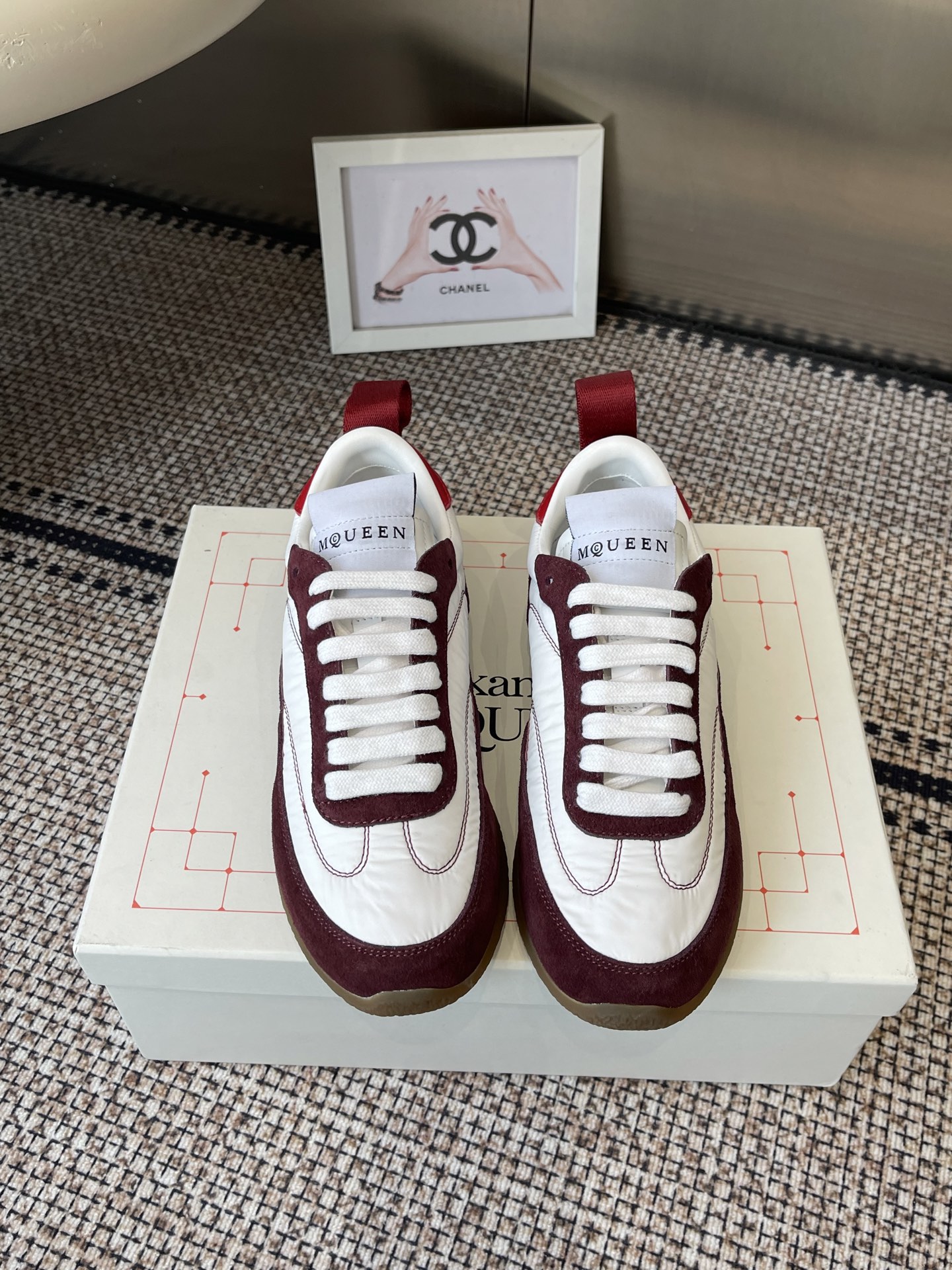 NO:723340,ALEXANDER MCQUEEN Alexander McQueen 2026ss latest Flexion series retro casual sports shoes running shoes white shoes couple models original purchase development and production This Flexion Off white tone suede leather low-top sports shoes have light soles that are extremely comfortable and highlight the charm of sports style. They can add fashionable temperament to various casual styles. The fabric is original custom-made imported cloth/high mercerized anti-suede leather. Imported sheepskin lining. Original open molded outsole.  Size: 35-40 for women, 40-45 for men (40 for women, 45 for men, customized), casual shoes/sports shoes, alexander mcqueen, off white, sneakers, sheepskin19860909ALEXANDER MCQUEEN 亚历山大·麦昆 2026ss最新款 Flexion系列 复古休闲运动鞋 跑步鞋 小白鞋 情侣款 原版购入开发 做货 这款Flexion Off white色调反绒皮革低帮运动鞋 轻盈的鞋底舒适非凡 彰显运动风格的魅力 可为各式休闲造型增添时尚气质 面料原版定制进口布面/高丝光反绒皮 内里进口羊皮 原版开模大底 码数女款35-40 男款40-45（女40 男45定做）,休闲鞋/运动鞋,alexander mcqueen,off white,sneakers,sheepskin,Women's Shoes