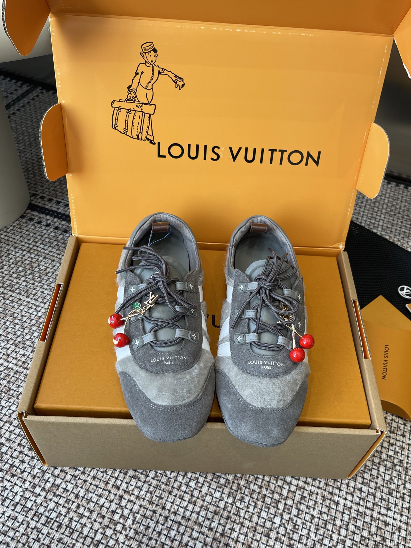 NO:707306,Top Version Women's Men's Model (Decoration 60) Louis Vuitton Louis Vuitton Sneakerina Series Ballet Sneakers Virtue Training Shoes Couple Sneakerina Ballet style sneakers are made of silky suede cow leather to create smooth lines. They have the light structure of ballet shoes and the comfortable texture of sneakers. LV logo on the side. Monogram canvas back strap with rich details. Sacchetto craftsmanship and TPU outsole upgrade soft wearing experience. Randomly match fabrics.  Original customized imported first-layer cowhide lining Original customized breathable mesh lining Original molded outsole Injection-molded TPU material Size: 35-45 (40 for women, 45 for men, customized), casual shoes/sports shoes, louis vuitton, louis vuitton, louis vuitton, sneakers, cowhide19860909顶级版本 女款男款（装饰60）Louis Vuitton路易威登 Sneakerina系列 芭蕾运动鞋 德训鞋 情侣款 Sneakerina 芭蕾风运动鞋以丝滑绒面牛皮革塑造流畅线条 兼具芭蕾舞鞋的轻盈构型和运动鞋的舒适质感 侧面 LV 标识Monogram 帆布后袢带丰富细节 Sacchetto 工艺和 TPU 外底升级轻柔穿着体验 随意搭配 面料 原版定制进口头层牛皮 内里 原版定制透气网里原版开模大底 注塑TPU材质 码数: 35-45（女40 男45 定做）,休闲鞋/运动鞋,louis vuitton,louis vuitton,louis vuitton,sneakers,cowhide,Women's Shoes