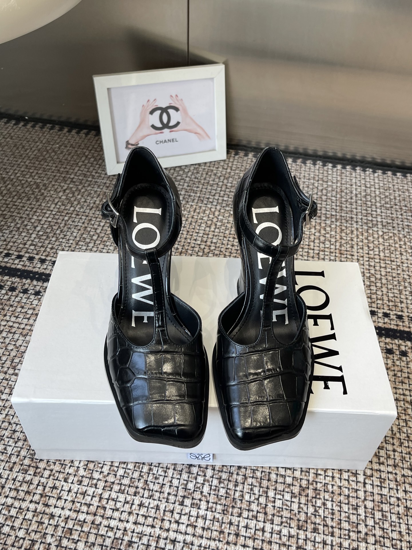 NO:707300,LOEWE 2026ss spring and summer new style thick-heeled Mary Jane shoes. LOEWE is the most popular designer brand in the past two years. The design is simple, the details are clever, fresh and refined, but it is so easy to match with ins and Xiaohongshu. This brand can be seen everywhere. The upper is calfskin. The lining is imported goatskin. The outsole is original imported genuine leather. The heel is 5cm high.  Size 35-40 (40 customized), high heels and sandals, loewe, loewe, sandals, mary jane, high heels, cowhide, sheepskin, Leather soles19860909LOEWE 罗意威 2026ss春夏新款 粗跟玛丽珍鞋 LOEWE作为这两年最受欢迎的设计师牌 设计简单、细节巧妙、清新脱俗 却又是那么好搭配 ins、小红书随处可见这个品牌的身影 鞋面小牛皮 内里进口山羊皮 大底原版进口真皮大底 跟高5cm 码数35-40（40定做）,高跟鞋凉鞋,loewe,loewe,sandals,mary jane,high heels,cowhide,sheepskin,Leather soles,Women's Shoes
