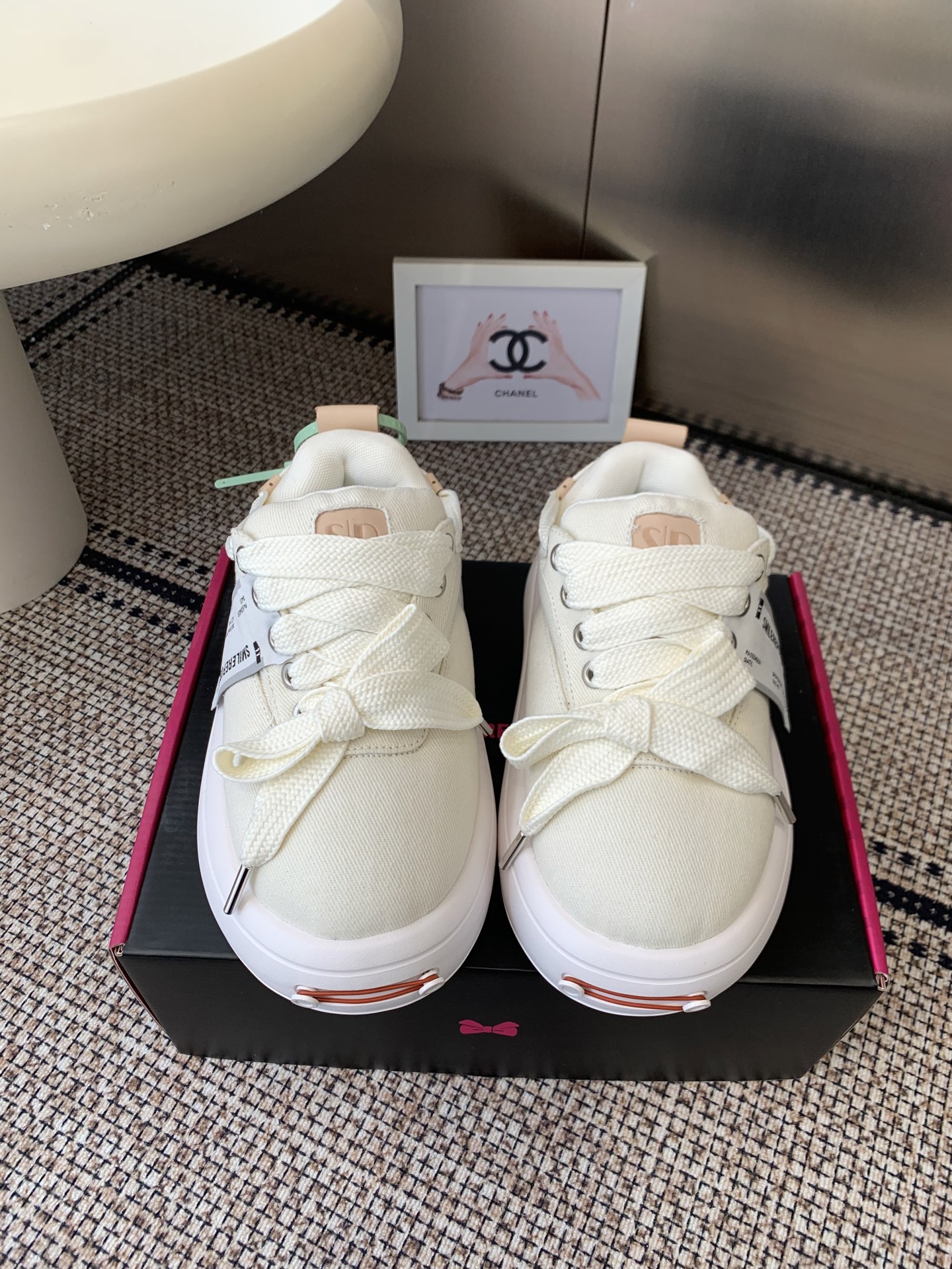 NO:707281,Women's and men's models, SMILE REPUBLIC's latest model, bow-tie casual bread shoes, bow decoration, splicing design on the upper, comfortable to wear, versatile and casual, original box accessories, soft thick sole, innocent appearance, favored by major celebrities and Internet celebrities. The shoe shape makes the whole leg particularly delicate. With mid-calf socks, you can instantly transform into a college girl. The 5cm thick sole is light and increases the size of 35-44, casual shoes/sports shoes, sneakers19860909女款男款 SMILE REPUBLIC最新款 蝴蝶结休闲面包鞋 蝴蝶结装饰 鞋面拼接设计 穿着舒适 百搭休闲 原盒配件全 软软的厚底 憨憨的模样惹的各大明星网红的青睐 鞋型把整条腿衬得特别秀气 配中筒袜瞬间变身学院少女 5cm的厚底轻盈又增高码数35-44,休闲鞋/运动鞋,sneakers,Women's Shoes