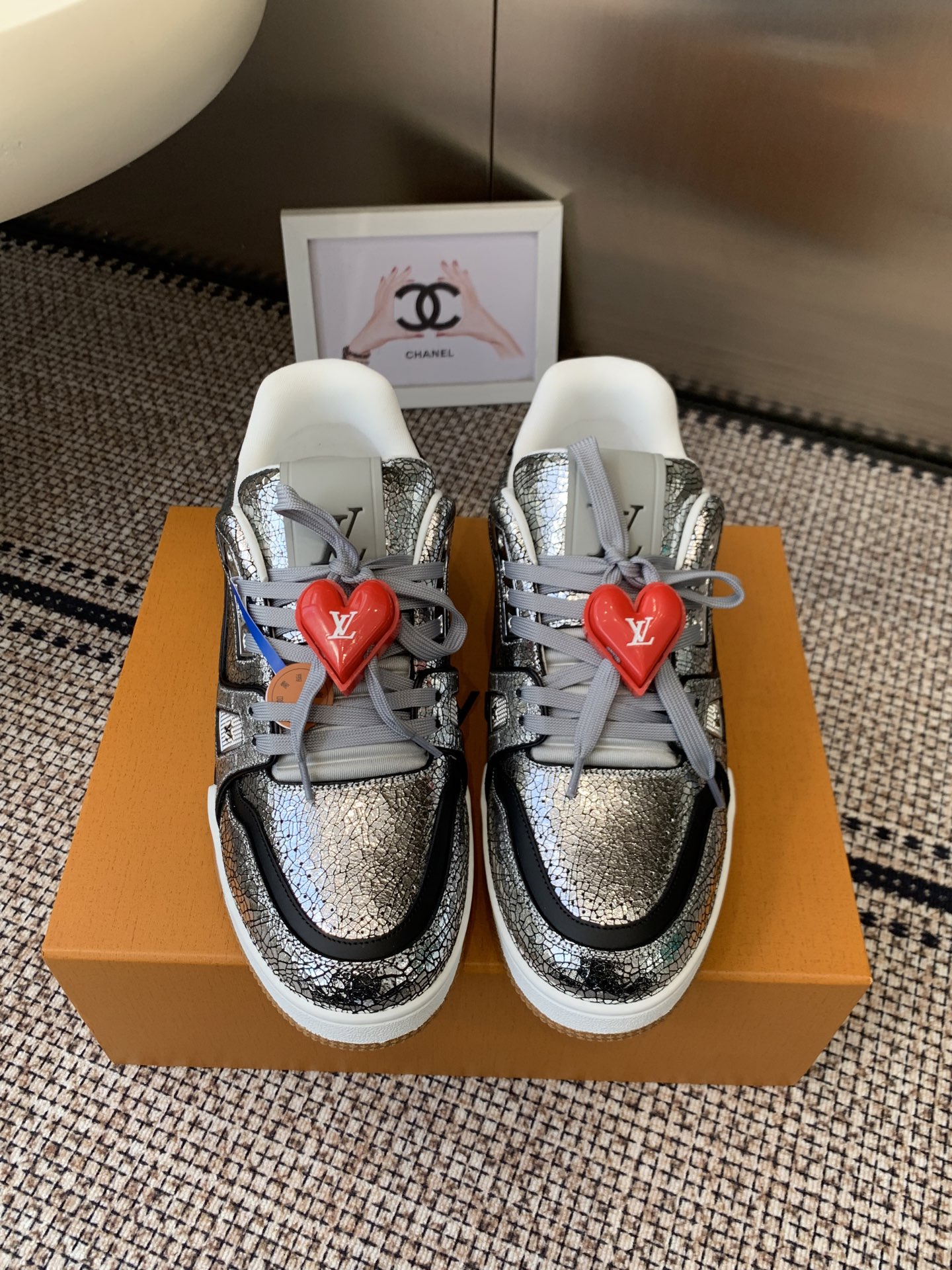 NO:707285,LV TARINE Louis Vuitton Sneakers Skateboard Shoes Couple Style (Accessories 60) Original purchase, development and production This LV Trainer sneaker is made of cow leather to create a complex upper, which requires several hours of ingenious sewing to complete. The classic configuration is from the hands of Virgil Abloh, showing the inspiration of retro basketball shoes. Fabric: Original customized first-layer cowhide. Lining: Original customized breathable mesh lining. Outsole: Original molded two-color TPU combination outsole.  Size 35-45, casual shoes/sports shoes, louis vuitton, louis vuitton, sneakers, cowhide19860909LV TARINE路易威登 运动鞋 滑板鞋 情侣款（配饰60） 原版购入开发 做货 本款LV Trainer 运动鞋选用牛皮革塑造繁复鞋面,需要数小时的匠心缝制方可完成.经典构型出自 Virgil Abloh 之手,展现复古篮球鞋的灵感启发 面料: 原版定制头层牛皮 内里: 原版定制透气网里 大底: 原版开模双色TPU组合大底 码数35-45,休闲鞋/运动鞋,louis vuitton,louis vuitton,sneakers,cowhide,Women's Shoes