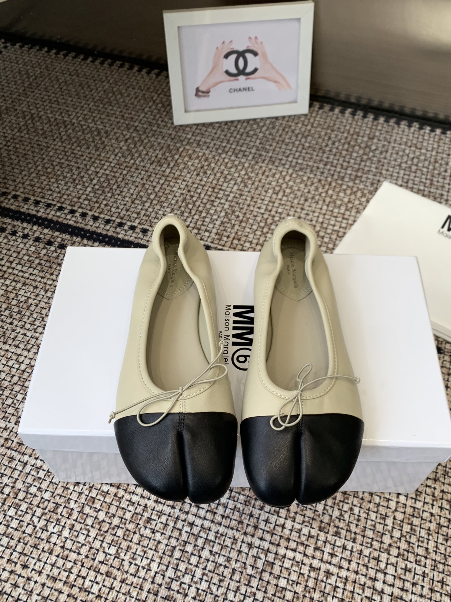 NO:707528,Maison Margiela · MM6 Margiela 2026 Spring and Summer New Retro Mary Jane split-toe shoes - ballet shoes —————— MM6 is the most popular genius designer brand in the past two years. Its simple design and luxurious texture will make you fall in love with it. If you don’t want to hit the streets, you can check out this brand. It is relatively niche but is so easy to match. You can see this brand everywhere on Instagram and Xiaohongshu!  BS original one-to-one customization, original custom-made sheepskin upper, imported sheepskin lining, original Italian leather outsole, size 35-39 (40 can be customized), split-toe shoes, masion margiela, masion margiela, mary jane, sheepskin, Leather soles19860909Maison Margiela· MM6马吉拉 2026 春夏新款 复古玛丽珍分趾单鞋—芭蕾舞鞋——————— MM6作为这两年最受欢迎的鬼才设计师品牌,设计简单、奢华的质感让你爱不释手 不想满大街撞款的可以看看这个品牌,比较小众却又是那么好搭配,ins、小红书随处可见这个品牌的身影 ！BS原版一比一定制 鞋面原版特定制羊皮 内里进口羊皮 大底原版意大利真皮大底 码数35-39（40可定做）,分趾鞋,masion margiela,masion margiela,mary jane,sheepskin,Leather soles,Women's Shoes
