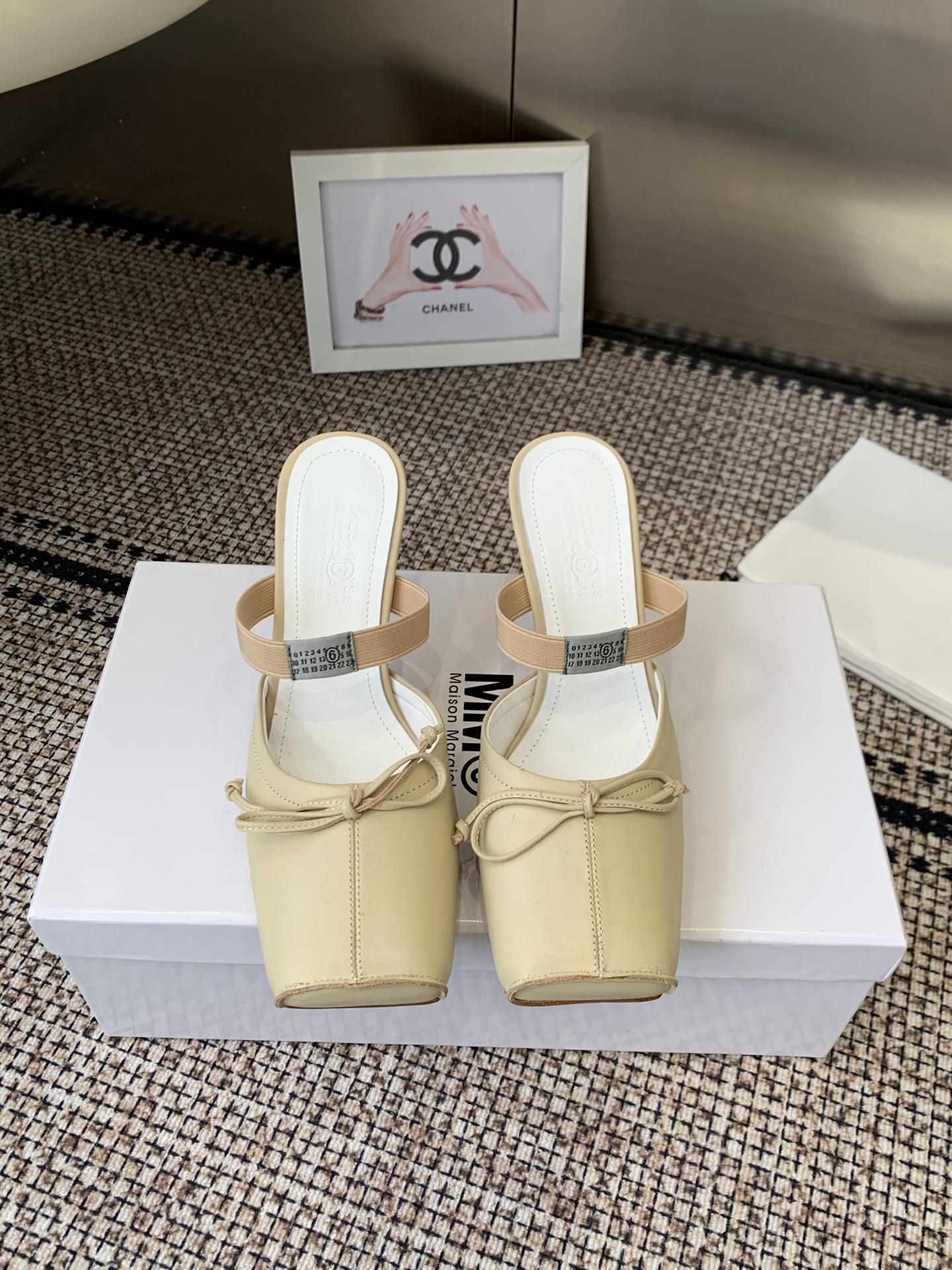 NO:707551,Maison Margiel's 26 spring and summer retro square toe stretch strap ballet shoes, high heels and sandals series adopt the brand's iconic sculptural silhouette that fits the shape of the foot. The upper is soft and smooth, taking into account both fit and design. The square toe + ballet elements are combined with the classic square toe design to create a modern feel. It is paired with the bow decoration on the upper to reconstruct the elegant outline of the ballet shoes. At the same time, it is made into a mules back style, which is both casual and refined.  There is the iconic white single-thread stitching on the heel, and the elastic strap of the shoe body has the MM6 digital logo, which is the key to brand recognition. The empty mule drag structure simplifies the way of putting on and taking off, combining the softness of ballet shoes with the casualness of mule shoes. The upper is retro burst cowhide, the lining is silk sheepskin, the outsole is genuine leather, and the high-heeled model is about 8 cm.  margiela,sandals,high heels,cowhide,sheepskin,Leather soles19860909Maison Margiel 26春夏款复古方头弹力带芭蕾鞋高跟鞋凉鞋系列 采用品牌标志性的贴合脚型的雕塑感轮廓,鞋面柔软且线条流畅,兼顾贴合度与设计感.方头+芭蕾元素融合经典方头设计打造现代感,搭配鞋面蝴蝶结装饰,重构芭蕾鞋的优雅轮廓,同时做穆勒拖的后空款式,兼具休闲与精致. 鞋后跟处有标志性的白色单线缝线,鞋身弹性带带有MM6数字标识,是品牌辨识度的关键.后空的穆勒拖结构,简化穿脱方式,将芭蕾鞋的柔美与穆勒鞋的随性结合. 鞋面复古爆裂牛皮 内里丝绸羊皮里 大底真皮大底 高跟款约8公分 size :35-41码（40、41码定制不退换）,半拖,masion margiela,sandals,high heels,cowhide,sheepskin,Leather soles,Women's Shoes