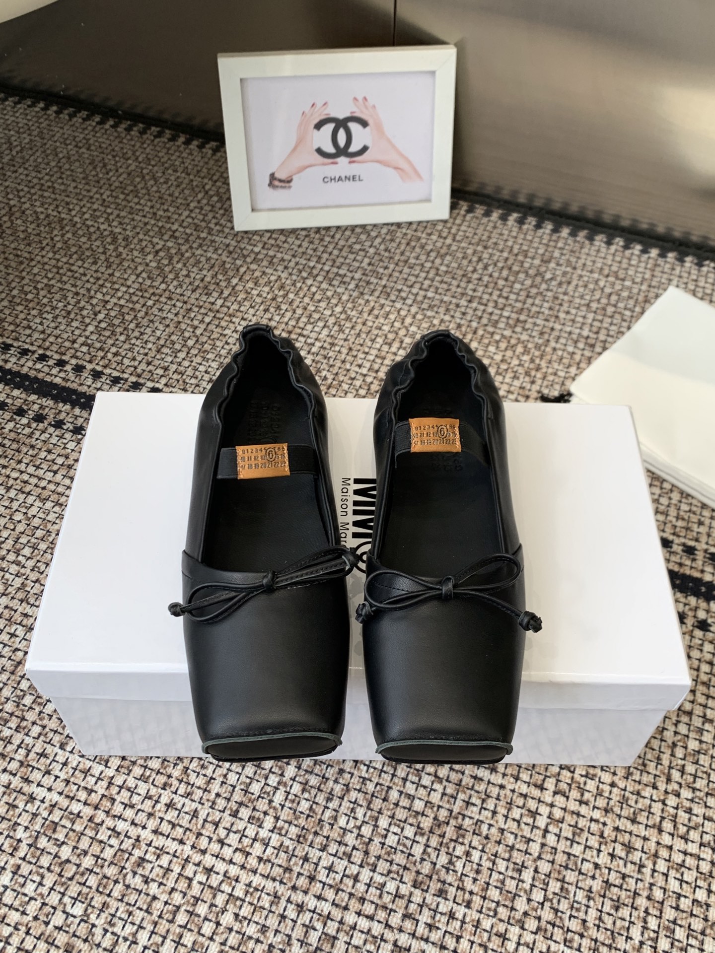 NO:707549,Maison Margiel's 26 spring and summer retro square toe stretch strap ballet shoes, high heels and sandals series adopt the brand's iconic sculptural silhouette that fits the shape of the foot. The upper is soft and smooth, taking into account both fit and design. The square toe + ballet elements are combined with the classic square toe design to create a modern feel. It is paired with the bow decoration on the upper to reconstruct the elegant outline of the ballet shoes. At the same time, it is made into a mules back style, which is both casual and refined.  There is the iconic white single-thread stitching on the heel, and the elastic band of the shoe body has the MM6 digital logo, which is the key to brand recognition. The empty mule drag structure simplifies the way of putting on and taking off, combining the softness of ballet shoes with the casualness of mule shoes. The upper is retro burst cowhide, the lining is silk sheepskin, the outsole is genuine leather, and the high-heeled model is about 2 centimeters. Size: 35-41 (customized sizes 40 and 41 are not returnable), ballet shoes, masion  margiela,sandals,high heels,cowhide,sheepskin,Leather soles19860909Maison Margiel 26春夏款复古方头弹力带芭蕾鞋高跟鞋凉鞋系列 采用品牌标志性的贴合脚型的雕塑感轮廓,鞋面柔软且线条流畅,兼顾贴合度与设计感.方头+芭蕾元素融合经典方头设计打造现代感,搭配鞋面蝴蝶结装饰,重构芭蕾鞋的优雅轮廓,同时做穆勒拖的后空款式,兼具休闲与精致. 鞋后跟处有标志性的白色单线缝线,鞋身弹性带带有MM6数字标识,是品牌辨识度的关键.后空的穆勒拖结构,简化穿脱方式,将芭蕾鞋的柔美与穆勒鞋的随性结合. 鞋面复古爆裂牛皮 内里丝绸羊皮里 大底真皮大底 高跟款约2公分 size :35-41码（40、41码定制不退换）,芭蕾舞鞋,masion margiela,sandals,high heels,cowhide,sheepskin,Leather soles,Women's Shoes