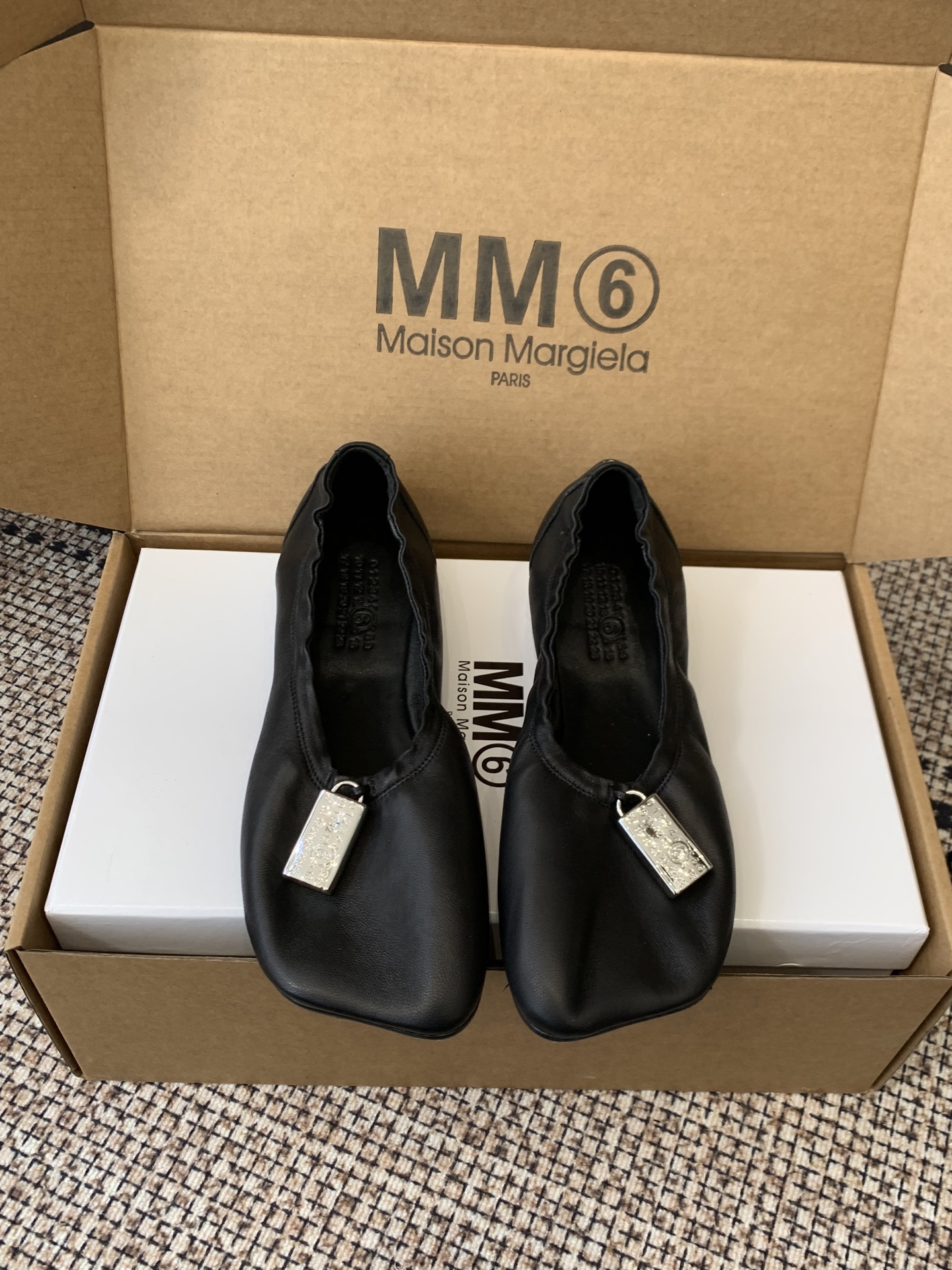 NO:723383,Maison Margiela MM6 Margiela 26ss new early spring slip-on flat ballet shoes. Needless to say, they are very comfortable. The silhouette, unique materials and the collage of contrasting materials are the features worth looking forward to. These ballet shoes are made of high-quality imported sheepskin. The square toe is elegant and the elastic band design of the shoe is easy to put on and take off. It is simply unparalleled. The upper is made of original imported sheepskin.  Sheepskin lining for feet, original customized Italian leather outsole, size 35-39 (customized for 40), ballet shoes, masion margiela, masion margiela, sheepskin, Leather soles19860909Maison Margiela MM6 马吉拉 26ss早春新款 一脚蹬 平底 芭蕾舞鞋 舒适度不用说 肯定会很舒服的 廓形 独具匠心的材料和对比材质的拼贴均是 MM6 Maison Magical 值得期待的特色 这款芭蕾舞鞋采用很有质感的进口羊皮 方头的雅致和鞋口松紧带设计方便穿脱 简直绝绝子了 鞋面采用原版进口羊皮 内里垫脚羊皮 原版定制意大利真皮大底 码数35-39（40定做）,芭蕾舞鞋,masion margiela,masion margiela,sheepskin,Leather soles,Women's Shoes