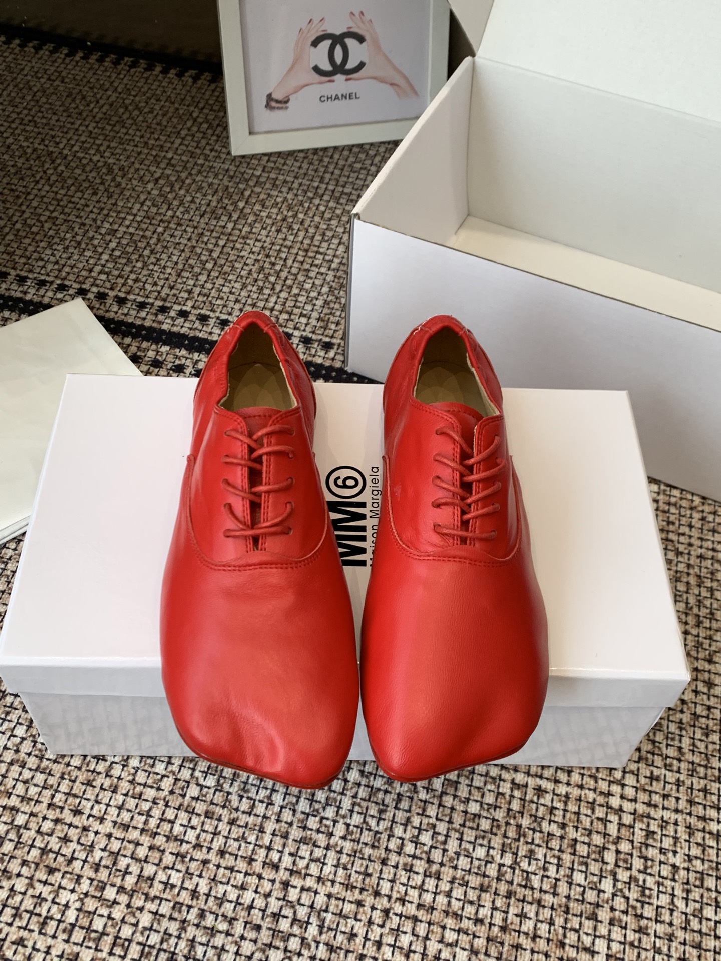 NO:723388,Maison Margiela 26ss early spring new apple toe lace-up flats combine the soft silhouette of ballet shoes with the lace-up structure of Oxford shoes. The toe is an iconic square toe design, with simple and sculptural lines, breaking the boundaries of traditional shoe styles. Made of fine soft leather, the upper has no stiff splicing, the texture is soft and fits the foot, and the stitching process of the shoe body is exquisite, continuing the brand's exquisiteness in material texture.  The basic black and white color scheme is more adaptable and meets different matching needs. It implements Maison Margiela's iconic 'deconstruction', simplifies the functional decoration of shoes, retains the core wearing experience, and is both artistic and practical. Imported sheepskin upper, sheepskin lining, genuine leather outsole, increased by 1cm, size 35-40 (40 size customization is not returnable), ballet shoes, flats, sheepskin, Leather soles19860909Maison Margiela 26ss早春新品苹果头系带平底鞋 融合芭蕾鞋的柔软廓形与牛津鞋的系带结构,鞋头为标志性的方头设计,线条简约且具雕塑感,打破传统鞋型的边界感.采用细腻的软质皮革打造,鞋面无生硬拼接,质感柔软贴合脚部,鞋身缝线工艺精致,延续品牌对材质肌理的考究. 基础黑白色系则适配性更强,满足不同搭配需求.贯彻 Maison Margiela 标志性的“解构主义”,简化鞋履的功能性装饰,保留核心穿着体验,兼具艺术感与实穿性. 鞋面进口羊皮 内里羊皮 大底真皮大底 增高1cm size35-40码（40码定制不退换）,芭蕾舞鞋,flats,sheepskin,Leather soles,Women's Shoes