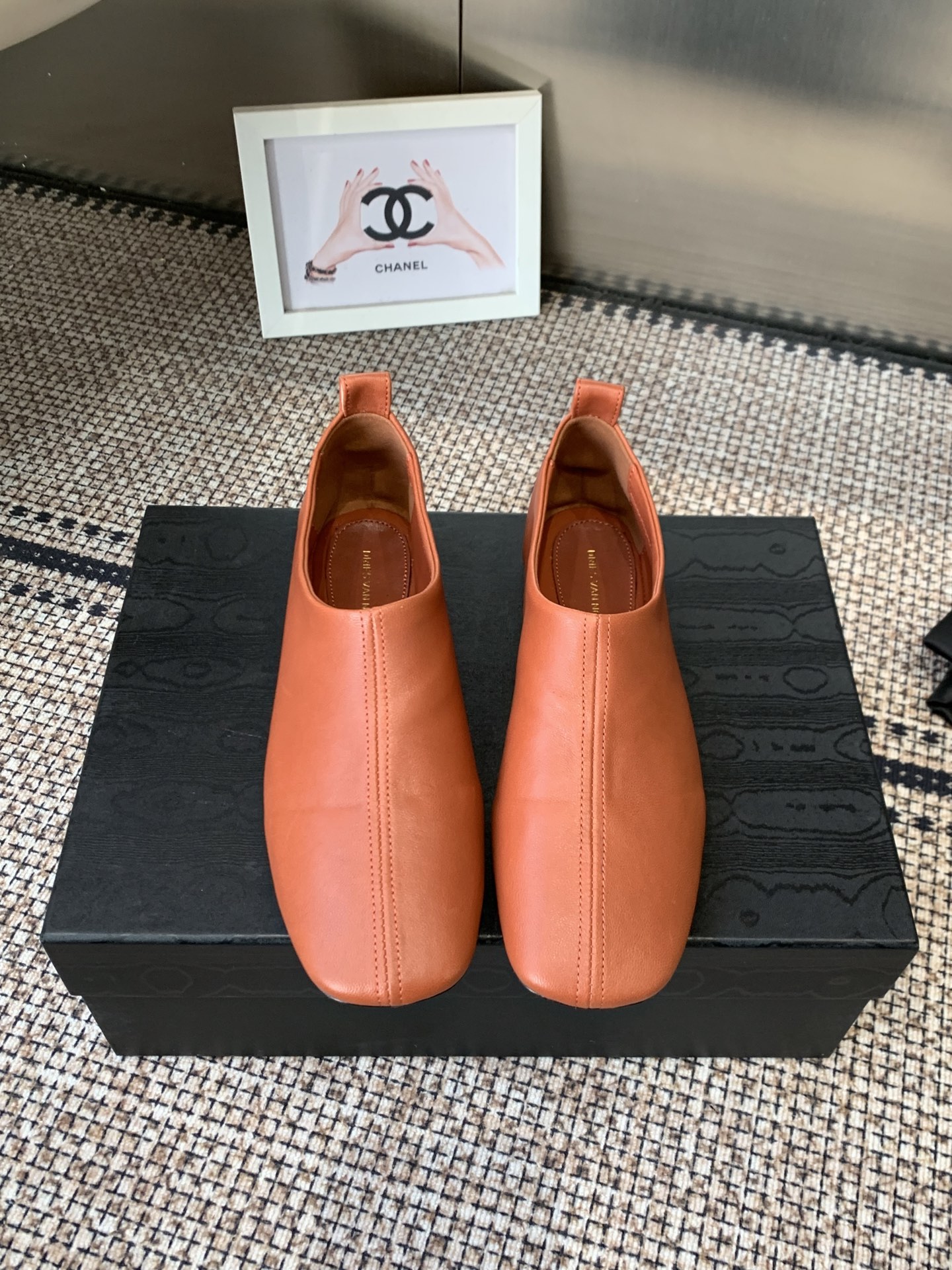 NO:723363,Niche trendy brand Dries Van Noten 26 spring and summer simple flat-soled round-toe Mary Jane loafers!  The minimalist upper design is sweet and majestic. It looks good and is not monotonous. It has a retro and sweet style and looks good with any combination!  It’s very flattering and the main shoe is also very, very soft. You can wear it regardless of your foot shape, whether you’re fat or thin. It’s easy to wear!  The upper is made of imported lambskin, the lining is sheepskin, and the outsole is imported genuine leather from Italy. Size: 35-40 (40 is custom-made and cannot be returned or exchanged). Comes with original packaging, loafers, loafers, mary jane, sheepskin, Leather soles.19860909小众潮牌 Dries Van Noten 26春夏简易平底圆头玛丽珍乐福鞋单鞋！ 极简鞋面设计甜美又显大气,好看也不单调带点复古甜美风随意搭配都好看！很包脚实在太好看了,主要鞋子也是非常非常柔软,不管胖瘦脚型都能穿它,好穿再好穿！ 鞋面采用进口小羊皮 内里垫脚羊皮 意大利进口真皮大底 码数:35-40（40定做不退换） 配原版包装,乐福鞋,loafers,mary jane,sheepskin,Leather soles,Women's Shoes