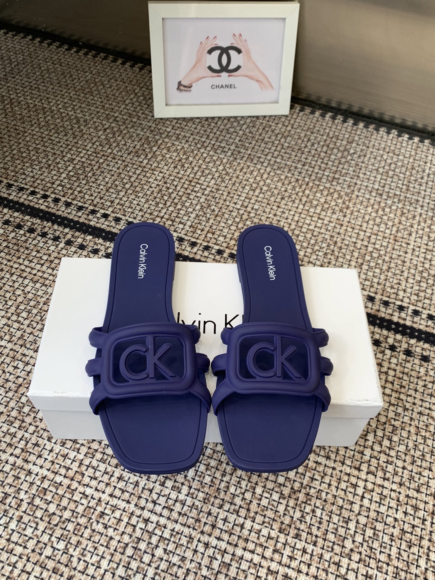 NO:723357,Calvin Klein 2026 new summer CK logo jelly slippers Spring and summer vacation series Italy's Côte d'Azur vacation style...Original 11 model opening, a must-have for Hainan travel in winter and a must-wear for summer beach. A pair of sandals with healing magic, super soft, light and comfortable~ Upper TPU Foot pad TPU outsole TPU Packaging Original full set of packaging Code number 36-41, slippers, louis vuitton, slippers19860909Calvin Klein 2026夏季新款CK logo果冻拖鞋 春夏度假系列意大利兴蔚蓝海岸度假时的穿搭风 …原版11开模,冬季海南旅游必备,夏季沙滩必穿 一对拥有治愈系魔力的凉拖 ,超级柔软,轻便舒适~ 鞋面TPU 垫脚TPU 大底TPU 包装原版全套包装 码数36-41,拖鞋,louis vuitton,slippers,Women's Shoes