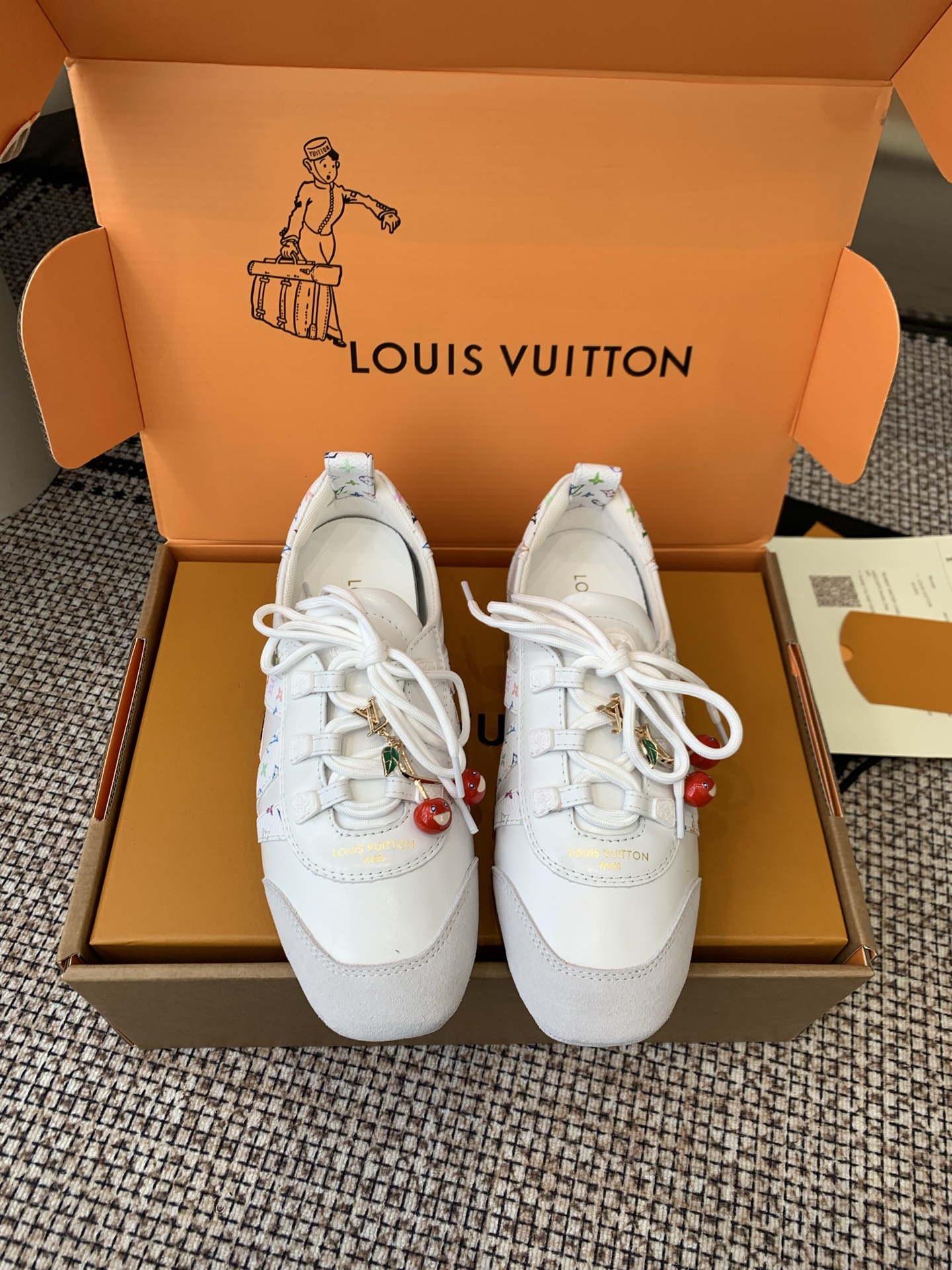 NO:723302,Top version Women's Men's Louis Vuitton Louis Vuitton Sneakerina Series Ballet Sneakers Moral Training Shoes Couple Style (Cherry 90) Sneakerina ballet-style sneakers are made of silky suede cow leather to create smooth lines. They have the light structure of ballet shoes and the comfortable texture of sneakers. LV logo on the side. Monogram canvas back strap with rich details. Sacchetto craftsmanship and TPU outsole upgrade for a soft wearing experience. Randomly match fabrics.  Original customized imported first-layer cowhide lining Original customized breathable mesh lining Original molded outsole Injection-molded TPU material Size: 35-45 (40 for women, 45 for men, customized), casual shoes/sports shoes, louis vuitton, louis vuitton, louis vuitton, sneakers, cowhide19860909顶级版本 女款男款 Louis Vuitton路易威登 Sneakerina系列 芭蕾运动鞋 德训鞋 情侣款（樱桃90） Sneakerina 芭蕾风运动鞋以丝滑绒面牛皮革塑造流畅线条 兼具芭蕾舞鞋的轻盈构型和运动鞋的舒适质感 侧面 LV 标识Monogram 帆布后袢带丰富细节 Sacchetto 工艺和 TPU 外底升级轻柔穿着体验 随意搭配 面料 原版定制进口头层牛皮 内里 原版定制透气网里原版开模大底 注塑TPU材质 码数: 35-45（女40 男45 定做）,休闲鞋/运动鞋,louis vuitton,louis vuitton,louis vuitton,sneakers,cowhide,Women's Shoes