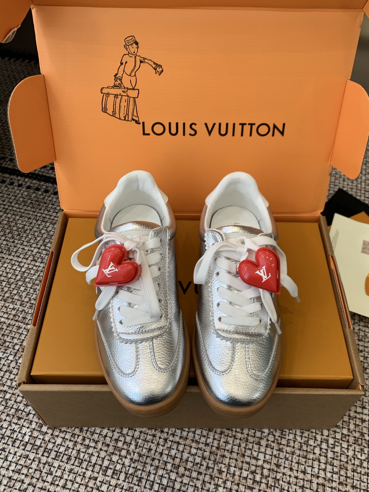 NO:723306,(Accessories 60) Louis Vuitton 26ss early spring new casual sports shoes, moral training shoes, original purchased and developed, made by Archlight sports shoes, cut from cow leather in interesting configurations, double shoelaces embellished with Louis Vuitton logo beads, wide tongue and wavy outsole to establish recognition, both decorated with LV Circle logo, original cowhide material, original custom lining, original molding of the soles, size 35-44 (female 40)  Men's 45 (customized), casual shoes/sports shoes, louis vuitton, louis vuitton, louis vuitton, sneakers, cowhide19860909（配饰60） Louis Vuitton 26ss早春新款 休闲运动鞋 德训鞋 原版购入开发 做货 Archlight 运动鞋出自 以牛皮革裁成妙趣构型 双鞋带点缀路易威登标识串珠 宽大鞋舌和波浪形外底树立辨识度 均饰有 LV Circle 标识 面料原版牛皮 内里原版定制内里 鞋底原版开模 码数35-44 (女40 男45定做）,休闲鞋/运动鞋,louis vuitton,louis vuitton,louis vuitton,sneakers,cowhide,Women's Shoes