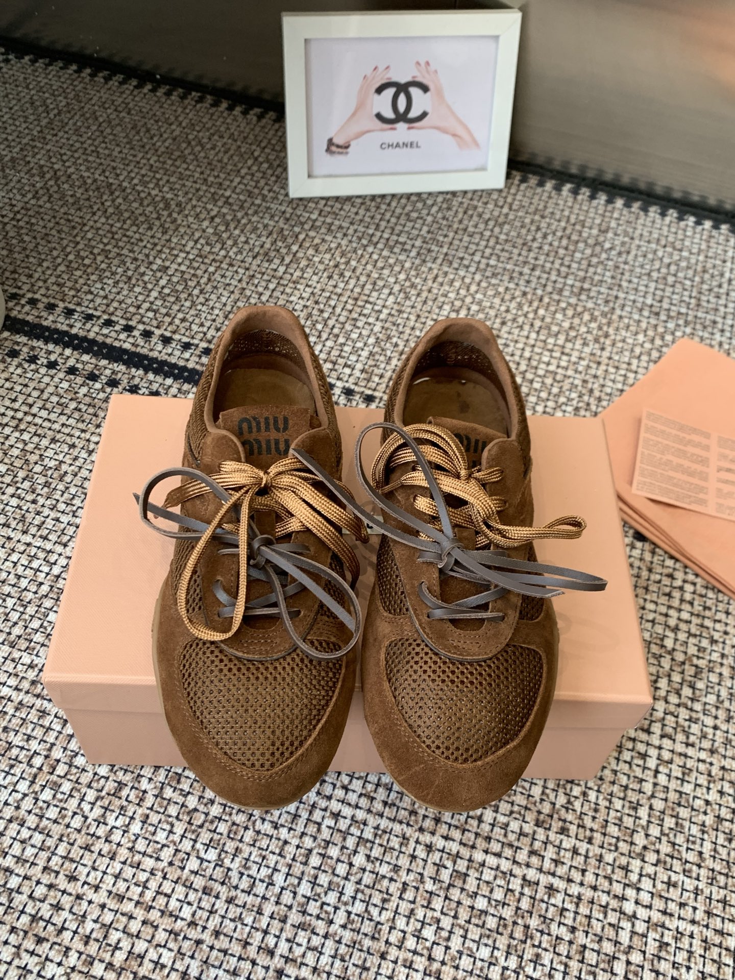 NO:723325,Miu Miu Miu Miu 26ss latest catwalk model, retro casual shoes, moral training shoes, miu style is still as popular as ever, fashionable and versatile, can be salty or sweet, whether worn barefoot or with socks, super age-reducing, super invincible and versatile, upper with high mercerized calfskin splicing special cloth, lining with mixed sheepskin, original rubber outsole  Size 35-40 (40 customized), casual shoes/sports shoes, miumiu, sneakers, cowhide, sheepskin, socks19860909Miu Miu 缪缪 26ss最新走秀款 复古休闲鞋 德训鞋 miu系穿搭还是一如既往的火 时髦百搭即可咸又可甜 无论光脚穿还是搭配袜子穿都超级减龄 超级无敌百搭 鞋面高丝光小牛皮拼接特殊布 内里垫脚混种羊皮 原版橡胶大底 码数35-40（40定做）,休闲鞋/运动鞋,miumiu,sneakers,cowhide,sheepskin,socks,Women's Shoes