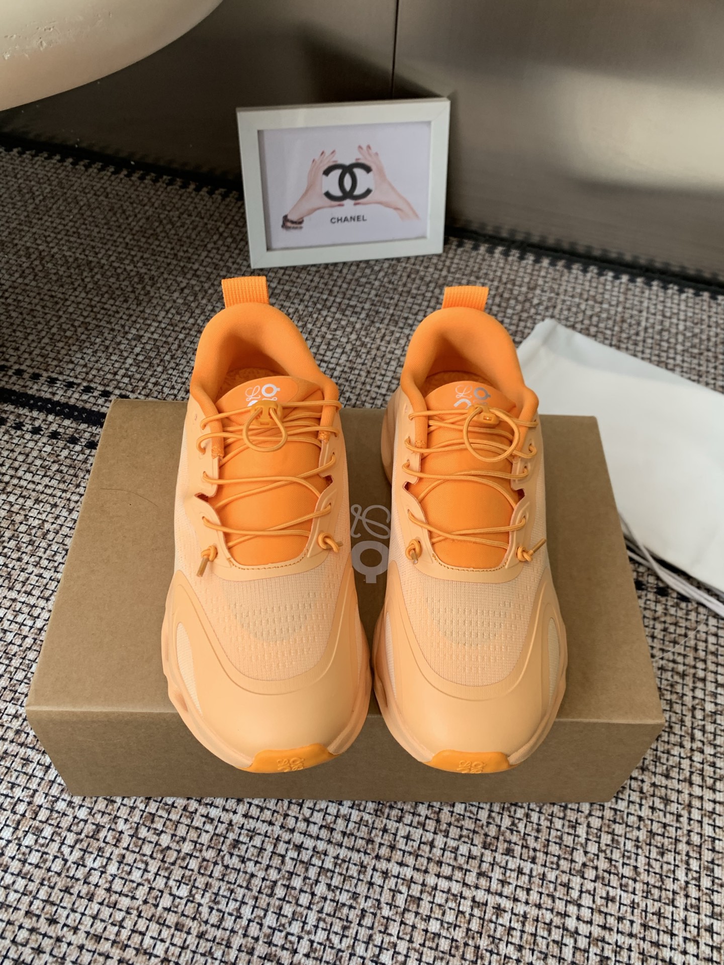 NO:723330,The Loewe  That's it. Size 36-45, casual shoes/sports shoes, loewe, loewe, sneakers19860909Loewe x On 昂跑Cloudsolo 罗意威 联名 轻量运动休闲鞋 情侣款 跑鞋 众多明星同款 时尚界的一款联名爆款爆动时尚圈杨幂同款 脚感很舒服 鞋底柔软且包裹性好 上脚显腿长 不用系鞋带很方便 不管休闲还是运动都很百搭 但真的是最好看最显质感的颜色 原版开发 专柜零距离 轻巧舒适性强 穿上不舍得脱 就是这样嗨 码数36-45,休闲鞋/运动鞋,loewe,loewe,sneakers,Women's Shoes