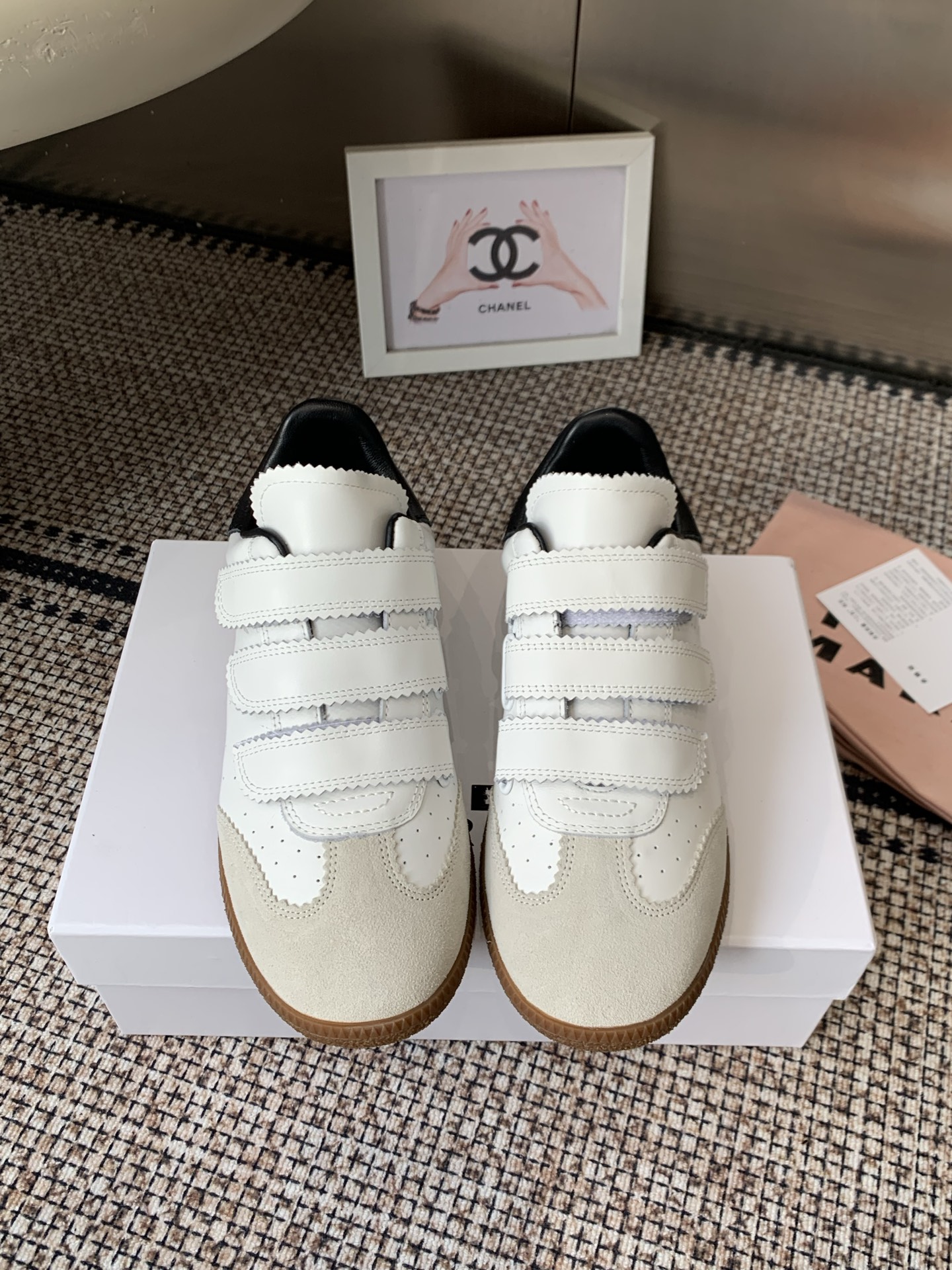 NO:723339,ISABEL MARANT Isabel 26ss spring and summer latest casual shoes, moral training shoes, adopt the silhouette of retro moral training shoes. The toe is rounded and the body line is smooth, integrating retro sports style and French casual feeling. There are low-key brand logo details on the side of the shoe. The overall design continues Isabel Marant's consistent 'French casual/retro sports' fusion style. It has both design sense and practicality. The upper is imported calf leather with high mercerization. The lining is mixed sheepskin.  Original molded rubber outsole size 35-40 (custom-made 40 non-returnable), casual shoes/sports shoes, sneakers, cowhide, sheepskin19860909ISABEL MARANT 伊莎贝尔 26ss春夏最新款休闲鞋 德训鞋 采用复古德训鞋廓形 鞋头圆润且鞋身线条流畅,融合复古运动风格与法式休闲感 鞋侧有低调的品牌标识细节 整体设计延续Isabel Marant一贯的“法式随性/复古运动”融合的风格 兼具设计感与实穿性 鞋面进口小牛皮拼接高丝光 内里混种羊皮 原版开模橡胶大底码数35-40（40定做不退换）,休闲鞋/运动鞋,sneakers,cowhide,sheepskin,Women's Shoes