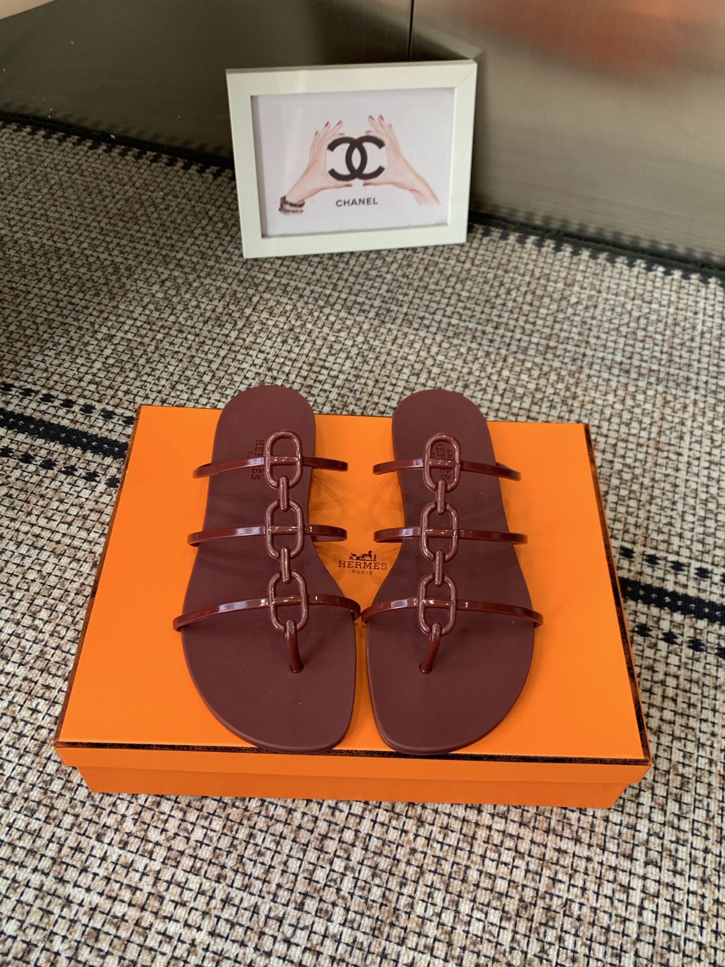 NO:723294,Hermes 2026 spring and summer new Mykonos series classic jelly shoes flat sandals and waterproof TPU sandals decorated with iconic 'Chaine d'Ancre' details to create a casual look. It can be said to be a good summer companion. The material is imported TPU, environmentally friendly and odor-free. Size 36-42 (40.41.42 custom-made, non-returnable), split-toe shoes, hermes, hermes, sandals, slippers19860909Hermes 爱马仕 2026春夏新款Mykonos系列经典 果冻鞋平底凉拖鞋 防水TPU凉鞋 饰有标志性'Chaine d'Ancre'细节 打造休闲造型 可谓夏日良伴 材质进口TPU环保无异味 码数36-42（40.41.42定做不退换）,分趾鞋,hermes,hermes,sandals,slippers,Women's Shoes