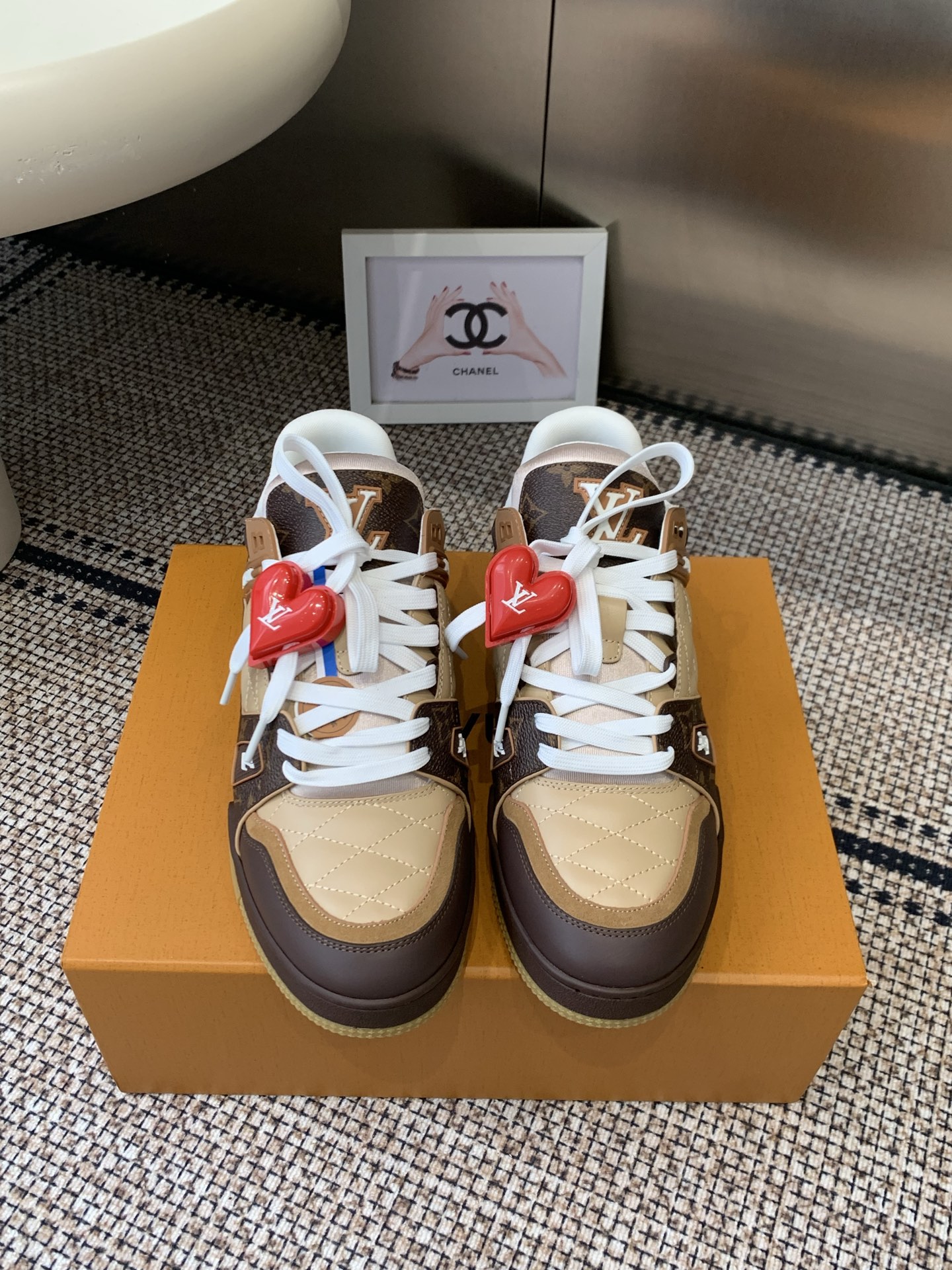 NO:723305,LV TARINE Louis Vuitton Sneakers Skateboard Shoes Couple Style (Accessories 60) Original purchase, development and production This LV Trainer sneaker is made of cow leather to create a complex upper, which requires several hours of ingenious sewing to complete. The classic configuration is from the hands of Virgil Abloh, showing the inspiration of retro basketball shoes. Fabric: Original customized first-layer cowhide. Lining: Original customized breathable mesh lining. Outsole: Original molded two-color TPU combination outsole.  Size 35-44, casual shoes/sports shoes, louis vuitton, louis vuitton, sneakers, cowhide19860909LV TARINE路易威登 运动鞋 滑板鞋 情侣款（配饰60） 原版购入开发 做货 本款LV Trainer 运动鞋选用牛皮革塑造繁复鞋面,需要数小时的匠心缝制方可完成.经典构型出自 Virgil Abloh 之手,展现复古篮球鞋的灵感启发 面料: 原版定制头层牛皮 内里: 原版定制透气网里 大底: 原版开模双色TPU组合大底 码数35-44,休闲鞋/运动鞋,louis vuitton,louis vuitton,sneakers,cowhide,Women's Shoes