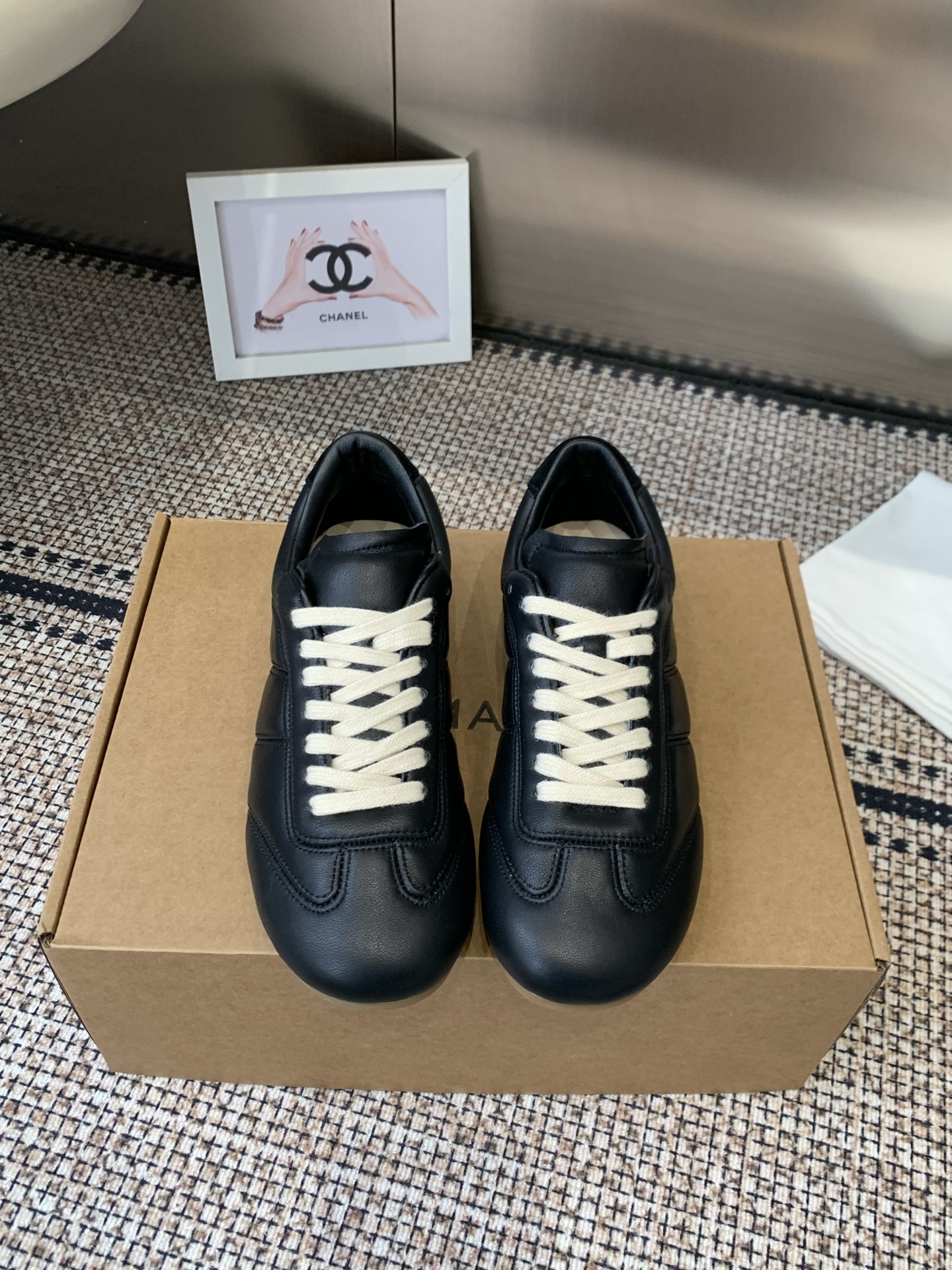 NO:723309,Lemaire's latest Soft De Xun flat shoes and sports shoes are made of warm and soft leather to reshape the classic silhouette. Simplicity contains rich details. The soft lines of the shoe body have a lazy and elegant sense of relaxation. The shoes are very light and are made of leather inside and outside. They feel really comfortable on the feet and you don't want to take them off. Whether it is for leisure life or commuting to work, flat shoes are the most solid backing. De Xun shoes. Various trousers and wide-leg pants. Fashionable and advanced. These three colors are very versatile.  Size 35-45 (40 for women, 45 for men, customized), casual shoes/sports shoes, flats, sneakers19860909Lemaire最新款 Soft德训平底鞋 运动鞋 以温润软的皮质 重塑经典轮廓 简约中蕴含丰沛细节 鞋身线条柔和 就很有慵懒优雅的松弛感 鞋子自重很轻里外全皮 脚感真的无敌舒适 穿上不想脱下来 无论是休闲生活还是通勤上班 平底鞋都是最坚实的后盾 德训鞋 各种长裤阔腿裤 时髦又高级 这三个配色都非常百搭 码数35-45（女40 男45定做）,休闲鞋/运动鞋,flats,sneakers,Women's Shoes