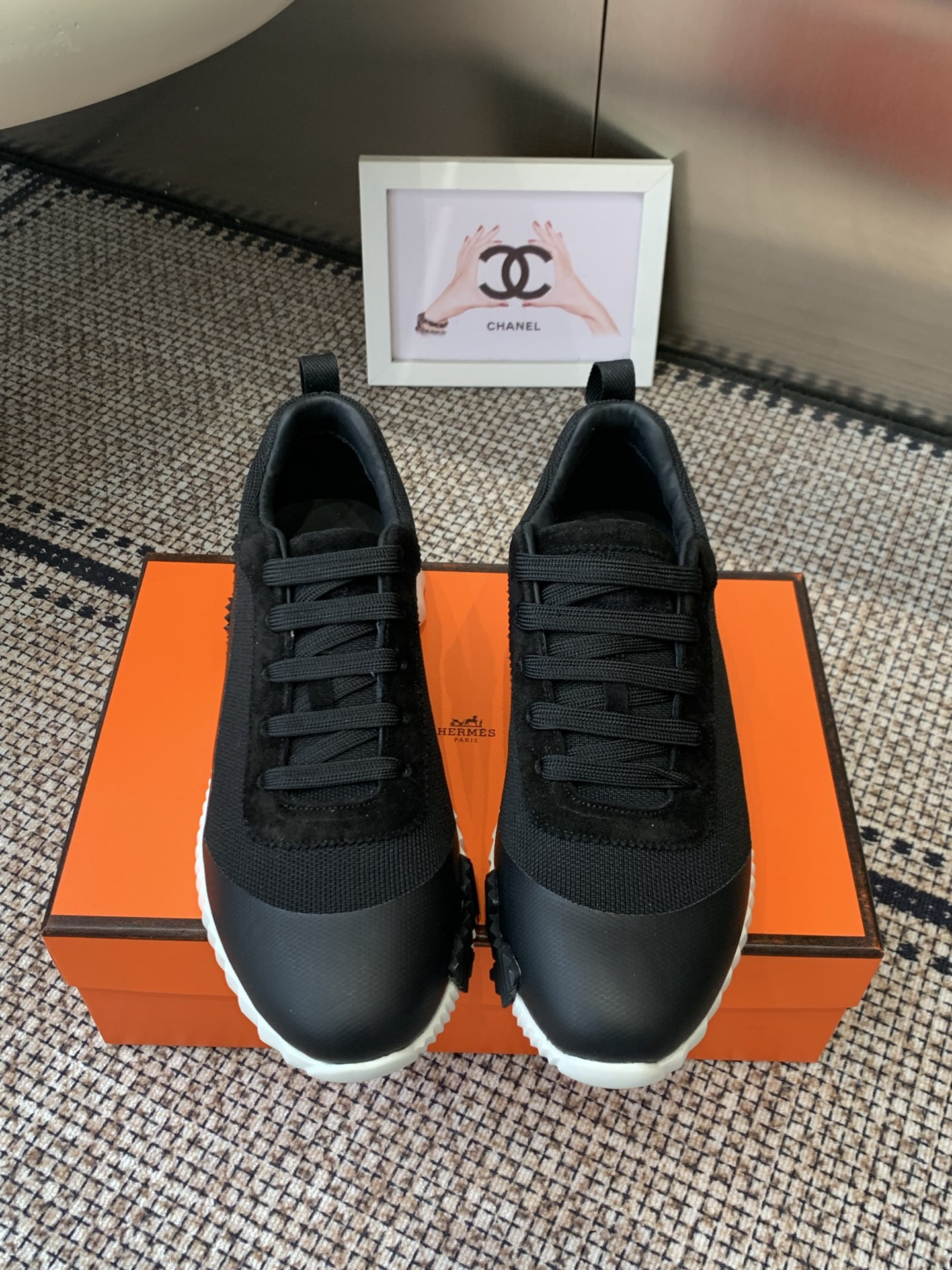 NO:723313,Top version Women Men Hermes H family classic couple's casual sports shoes Couple's casual sports dad shoes combine high-tech canvas and suede goat leather Decorated with an exaggerated 'H' letter on the rubber sole The italic design and bright colors show vitality Continue the brand design inspiration Lightly stroll in the city Feel free and comfortable Original material of the fabric Special cloth and cowhide Breathable mesh lining + water-dyed cowhide Outsole molded TPU + rubber foam material Bottom thickness 3CM  Size 35-46 (40 for women and 45.46 for men, customized), casual shoes/sports shoes, hermes, hermes, sneakers, cowhide, sheepskin, chamois leather19860909顶级版本 女 男 Hermes 爱马仕H家经典情侣款 休闲运动鞋 情侣款休闲之履运动老爹鞋结合高科技帆布与麂皮山羊皮 在橡胶鞋底上饰以夸张“H”字母 斜体设计和鲜艳色彩展现活力 延续品牌设计灵感 轻盈漫步都市 感受无拘舒适 面料原版材质特殊布料和牛皮 内里透气网布+水染牛里 大底开模TPU+橡胶发泡材质 底厚3CM 码数35-46（女40.男45.46定做）,休闲鞋/运动鞋,hermes,hermes,sneakers,cowhide,sheepskin,chamois leather,Women's Shoes