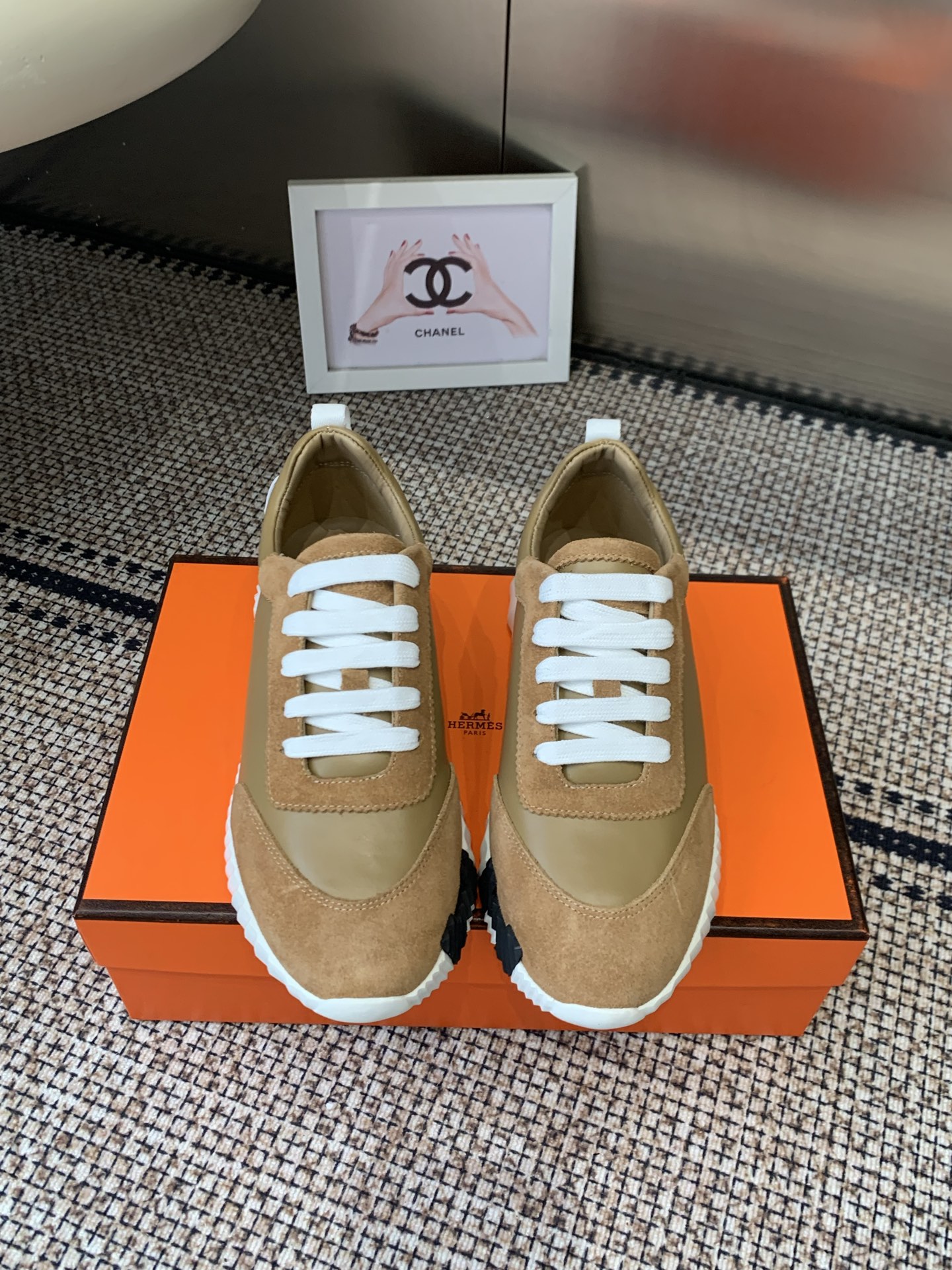 NO:723318,Top version Women Men Hermes H family classic couple's casual sports shoes Couple's casual sports dad shoes combine high-tech canvas and suede goatskin Decorated with an exaggerated 'H' letter on the rubber sole The italic design and bright colors show vitality Continue the brand design inspiration Lightly stroll in the city Feel free and comfortable The original material of the fabric is special cloth and cowhide The lining is water-dyed cowhide The outsole is made of TPU + rubber foam material The sole is thick 3CM  Size 35-46 (40 for women and 45.46 for men, customized), casual shoes/sports shoes, hermes, hermes, sneakers, cowhide, sheepskin, chamois leather19860909顶级版本 女 男 Hermes 爱马仕H家经典情侣款 休闲运动鞋 情侣款休闲之履运动老爹鞋结合高科技帆布与麂皮山羊皮 在橡胶鞋底上饰以夸张“H”字母 斜体设计和鲜艳色彩展现活力 延续品牌设计灵感 轻盈漫步都市 感受无拘舒适 面料原版材质特殊布料和牛皮 内里水染牛里 大底开模TPU+橡胶发泡材质 底厚3CM 码数35-46（女40.男45.46定做）,休闲鞋/运动鞋,hermes,hermes,sneakers,cowhide,sheepskin,chamois leather,Women's Shoes