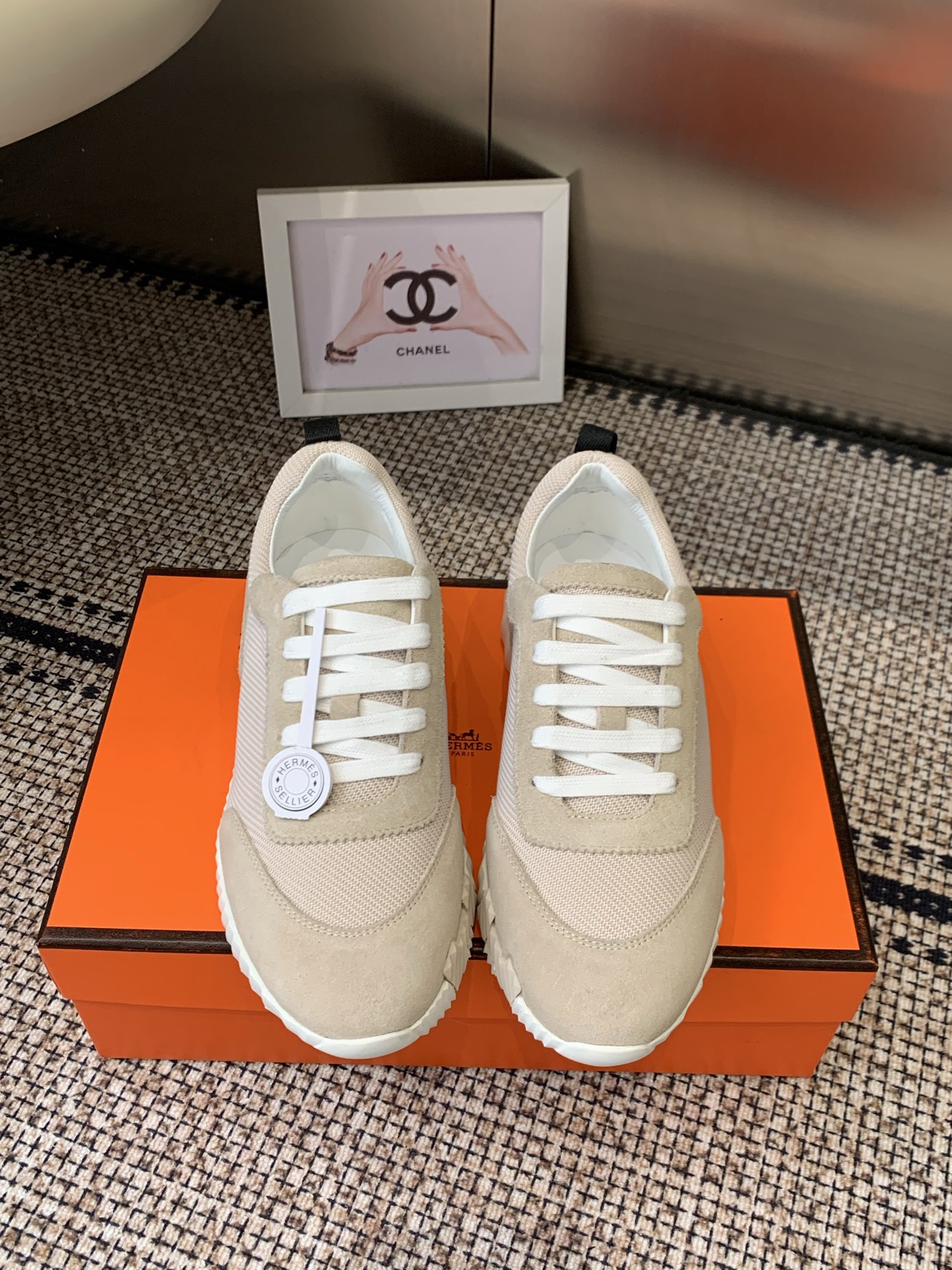 NO:723323,Top version Women Men Hermes H family classic couple's casual sports shoes Couple's casual sports dad shoes combine high-tech canvas and suede goat leather Decorated with an exaggerated 'H' letter on the rubber sole Italic design and bright colors show vitality Continue the brand design inspiration Lightly stroll in the city Feel free and comfortable Original material of the fabric Special fabric Wagyu suede Breathable mesh lining + water-dyed cow lining Outsole molded TPU + rubber foam material Bottom thickness 3CM  Size 35-46 (40 for women and 45.46 for men, customized), casual shoes/sports shoes, hermes, hermes, sneakers, sheepskin, chamois leather19860909顶级版本 女 男 Hermes 爱马仕H家经典情侣款 休闲运动鞋 情侣款休闲之履运动老爹鞋结合高科技帆布与麂皮山羊皮 在橡胶鞋底上饰以夸张“H”字母 斜体设计和鲜艳色彩展现活力 延续品牌设计灵感 轻盈漫步都市 感受无拘舒适 面料原版材质特殊布料和牛反绒 内里透气网布+水染牛里 大底开模TPU+橡胶发泡材质 底厚3CM 码数35-46（女40.男45.46定做）,休闲鞋/运动鞋,hermes,hermes,sneakers,sheepskin,chamois leather,Women's Shoes