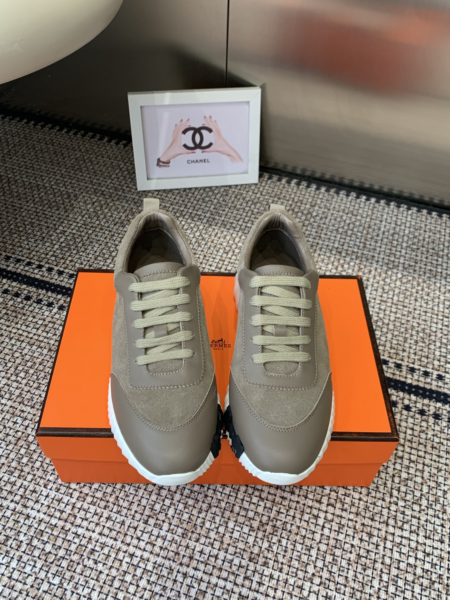 NO:723328,Top version Women Men Hermes H family classic couple's casual sports shoes Couple's casual sports dad shoes combine high-tech canvas and suede goatskin Decorated with an exaggerated 'H' letter on the rubber sole The italic design and bright colors show vitality Continue the brand design inspiration Lightly stroll in the city Feel free and comfortable The original material of the fabric is special cloth and cowhide The lining is water-dyed cowhide The outsole is made of TPU + rubber foam material The sole is thick 3CM  Size 35-46 (40 for women and 45.46 for men, customized), casual shoes/sports shoes, hermes, hermes, sneakers, cowhide, sheepskin, chamois leather19860909顶级版本 女 男 Hermes 爱马仕H家经典情侣款 休闲运动鞋 情侣款休闲之履运动老爹鞋结合高科技帆布与麂皮山羊皮 在橡胶鞋底上饰以夸张“H”字母 斜体设计和鲜艳色彩展现活力 延续品牌设计灵感 轻盈漫步都市 感受无拘舒适 面料原版材质特殊布料和牛皮 内里水染牛里 大底开模TPU+橡胶发泡材质 底厚3CM 码数35-46（女40.男45.46定做）,休闲鞋/运动鞋,hermes,hermes,sneakers,cowhide,sheepskin,chamois leather,Women's Shoes