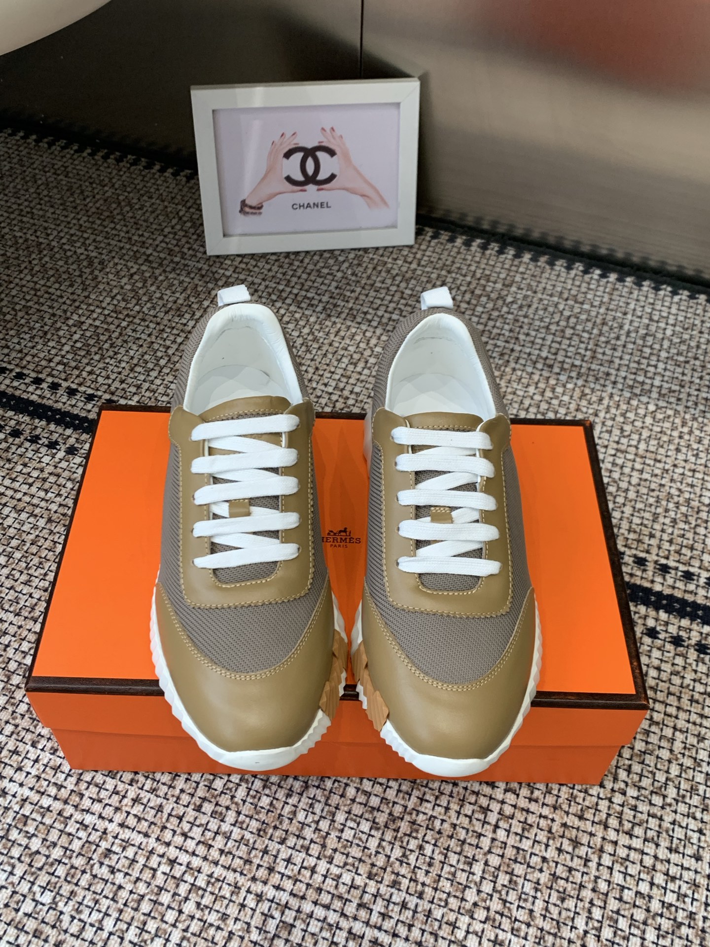 NO:723333,Top version Women Men Hermes H family classic couple's casual sports shoes Couple's casual sports dad shoes combine high-tech canvas and suede goat leather Decorated with an exaggerated 'H' letter on the rubber sole The italic design and bright colors show vitality Continue the brand design inspiration Lightly stroll in the city Feel free and comfortable Original material of the fabric Special cloth and cowhide Breathable mesh lining + water-dyed cowhide Outsole molded TPU + rubber foam material Bottom thickness 3CM  Size 35-46 (40 for women and 45.46 for men, customized), casual shoes/sports shoes, hermes, hermes, sneakers, cowhide, sheepskin, chamois leather19860909顶级版本 女 男 Hermes 爱马仕H家经典情侣款 休闲运动鞋 情侣款休闲之履运动老爹鞋结合高科技帆布与麂皮山羊皮 在橡胶鞋底上饰以夸张“H”字母 斜体设计和鲜艳色彩展现活力 延续品牌设计灵感 轻盈漫步都市 感受无拘舒适 面料原版材质特殊布料和牛皮 内里透气网布+水染牛里 大底开模TPU+橡胶发泡材质 底厚3CM 码数35-46（女40.男45.46定做）,休闲鞋/运动鞋,hermes,hermes,sneakers,cowhide,sheepskin,chamois leather,Women's Shoes