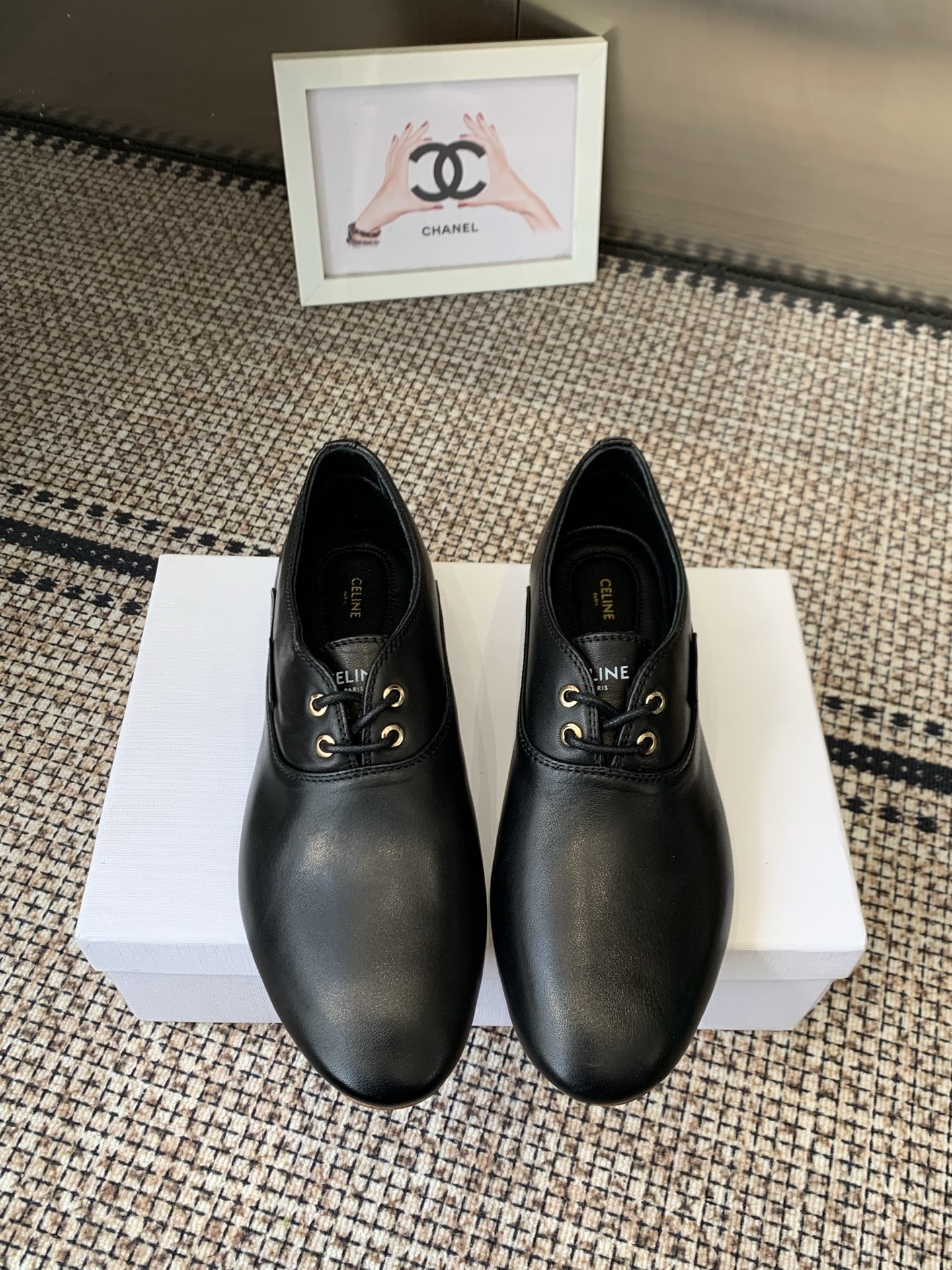 NO:723284,Celine Celine 26ss new French style flat-soled lace-up loafers, minimalist retro style, round-toe shoe shape with simplified lace-up design, no unnecessary complicated decoration, both French elegance and neutral neatness, extremely versatile, black is calm and elegant, white is fresh and simple, suitable for a variety of dressing styles and scenes, flat-soled design combined with soft lining, taking into account both style and comfort, it is a practical style that can be used in daily commuting and casual styles. Upper sheepskin  Sheepskin lining, genuine leather outsole, size 35-40 (40 custom made, non-returnable), loafers, celine, celine, loafers, sheepskin, Leather soles19860909Celine 赛琳 26ss新款法式 平底系带 乐福鞋 极简复古风 采用圆头鞋型搭配简化的系带设计 无多余繁复装饰 兼具法式优雅与中性利落感 百搭性极强 黑色沉稳大气 白色清新简约 适配多种穿搭风格与场景 平底设计结合柔软内里 兼顾造型感与舒适度 属于日常通勤休闲造型都能驾驭的实穿款 鞋面羊皮 内里羊皮 鞋底真皮大底 码数35-40（40定做不退换）,乐福鞋,celine,celine,loafers,sheepskin,Leather soles,Women's Shoes