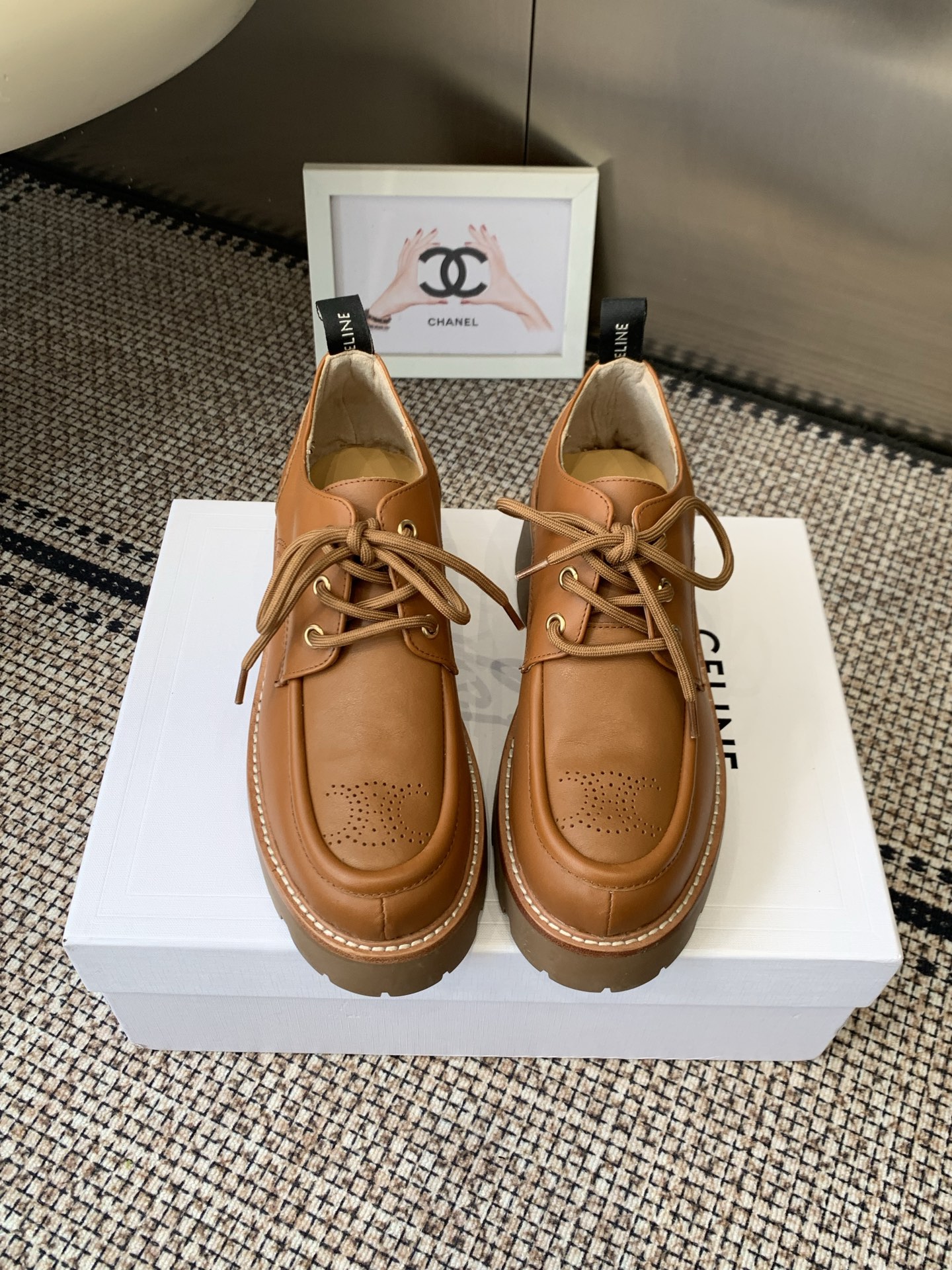 NO:723289,Celine Celine 26ss early spring new British style loafers casual shoes combine retro British derby shoe shape and modern thick sole design. Old color polishing treatment has a retro texture. The toe is round and loose, does not squeeze the foot and adapts to a variety of foot types. The thick sole shoe shape increases the body shape and modifies the proportion of the legs. The thick rubber sole has anti-slip texture. The thick sole structure has a shock-absorbing effect and is not easy to fatigue after walking for a long time. It combines fashion sense and practicality.  Upper cowhide/waxed cowhide, lining cowhide, rubber outsole, heel height 3cm, size 35-41 (40.41 custom made, non-returnable), loafers, celine, celine, loafers, cowhide19860909Celine 赛琳 26ss早春新品英伦风 乐福鞋 休闲鞋 融合复古英伦德比鞋型与现代厚底设计 做旧擦色处理 自带复古质感 鞋头圆润宽松 不挤脚且适配多种脚型 厚底鞋型拉高身形 修饰腿部比例 橡胶厚底带有防滑纹路 厚底结构具备减震效果 长时间行走不易疲劳 兼顾时尚感与实用性 鞋面牛皮/蜡油牛皮 内里牛皮 橡胶大底跟高3cm 码数35-41（40.41定做不退换）,乐福鞋,celine,celine,loafers,cowhide,Women's Shoes