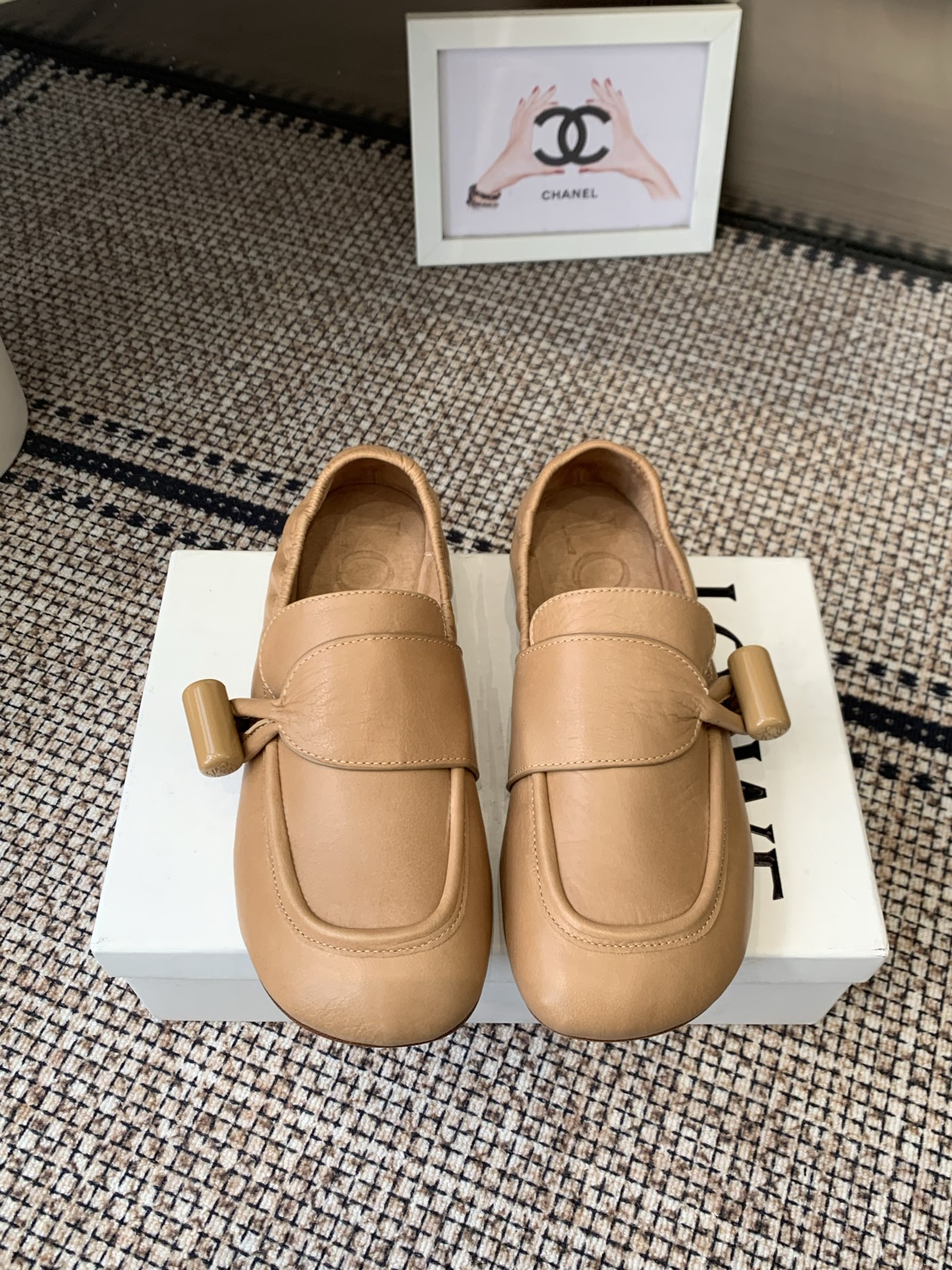 NO:723264,LOEWE Loewe 26ss spring and summer new flat retro loafers, slip-on slip-on casual shoes, original purchase, well-controlled details, unique fashion and trend-leading style, highly recommended to stock up. The shoe style is great, the leather is soft, and the design is very comfortable to step on. It can be matched with dresses and leggings. A very versatile one. The upper is imported top-layer fetal cowhide, the inner sheepskin lining, the original genuine leather outsole, the size is 35-39  (40 custom-made, non-refundable and non-exchangeable), loafers, loewe, loewe, loafers, skirts, cowhide, sheepskin, Leather soles19860909LOEWE罗意威 26ss春夏新款平底复古乐福鞋 一脚蹬懒人鞋休闲鞋 原版购入 细节把控到位 独具时尚潮流领先风格 强烈推荐备货购入 鞋型韵味超赞 皮质柔软 可后踩的设计舒适度极高 搭配连衣裙 束脚工裤装 非常百搭的一款 鞋面进口头层胎牛皮 内里羊皮内里 原版真皮大底 码数35-39 (40定做不退不换),乐福鞋,loewe,loewe,loafers,skirts,cowhide,sheepskin,Leather soles,Women's Shoes