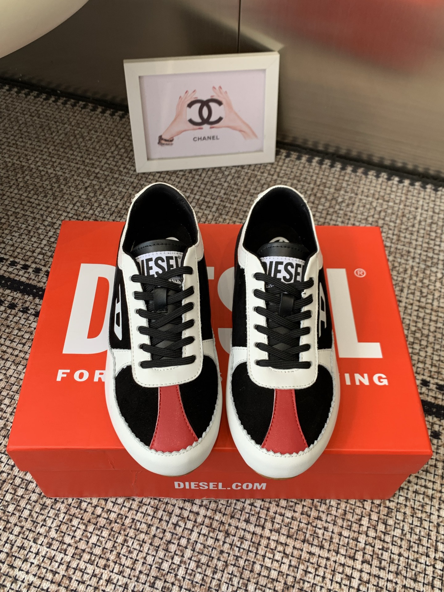 NO:723252,Diesel's latest casual shoes for the spring and summer of 2026. Dexun shoes were originally purchased and developed, and are perfectly reproduced with the D letter of a brand that is particularly popular this year. The upper is highly recognizable and full of high-end sense. Fashionable and versatile, it can be salty or sweet. It is super age-reducing whether worn barefoot or with socks. Super invincible and versatile. The upper is spliced with high-mercerized calfskin. The lining is mixed sheepskin. The original open-molded rubber outsole is sized 35-40 (40).  Customized (non-refundable), casual shoes/sports shoes, sneakers, cowhide, sheepskin, socks19860909Diesel迪赛 2026春夏最新款休闲鞋 德训鞋  原版购入开发 完美复刻 今年特别火的一个品牌D字母 鞋面极具辨识度又充满高级感 时髦百搭即可咸又可甜 无论光脚穿还是搭配袜子穿都超级减龄 超级无敌百搭 鞋面高丝光小牛皮拼接 内里垫脚混种羊皮 原版开模橡胶大底码数35-40（40 定做不退换）,休闲鞋/运动鞋,sneakers,cowhide,sheepskin,socks,Women's Shoes